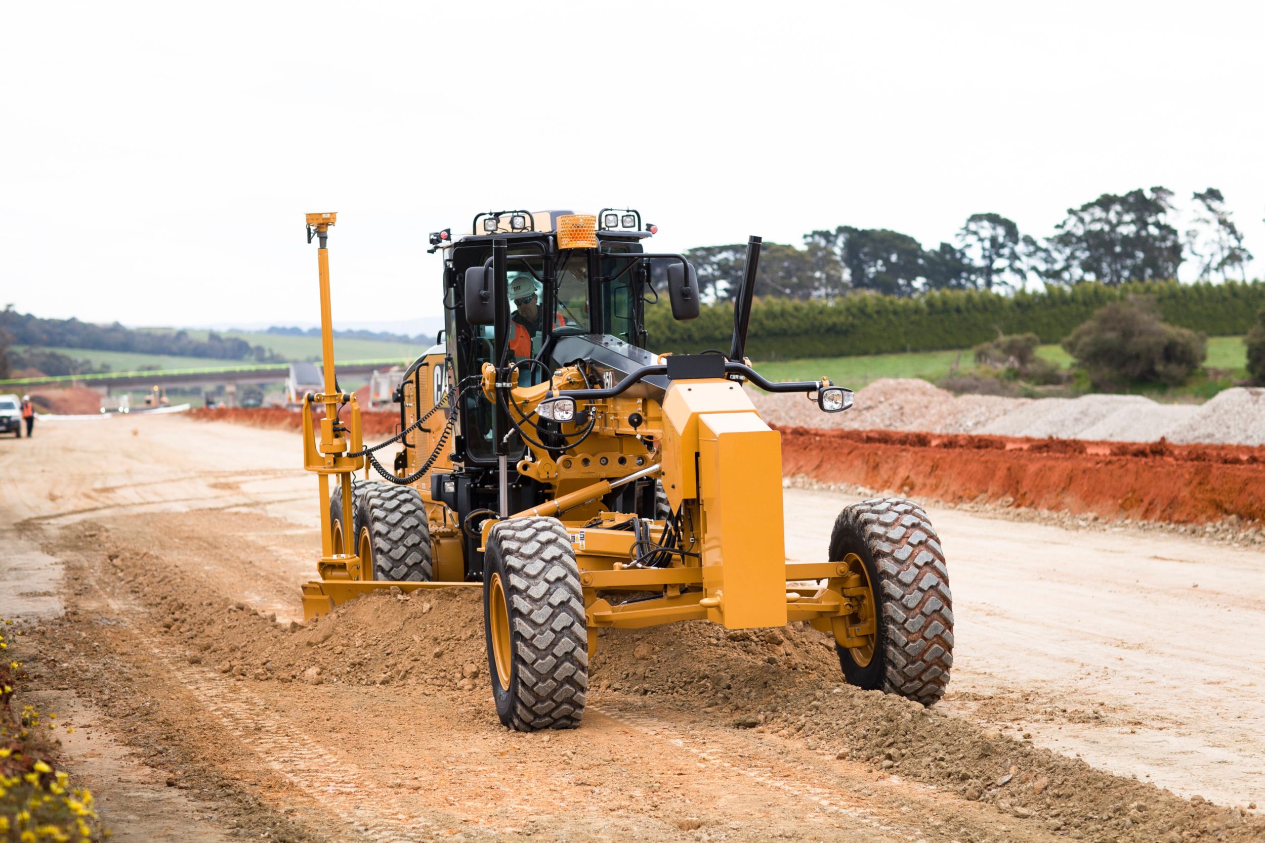 140 grader leveling roads with Grade technology