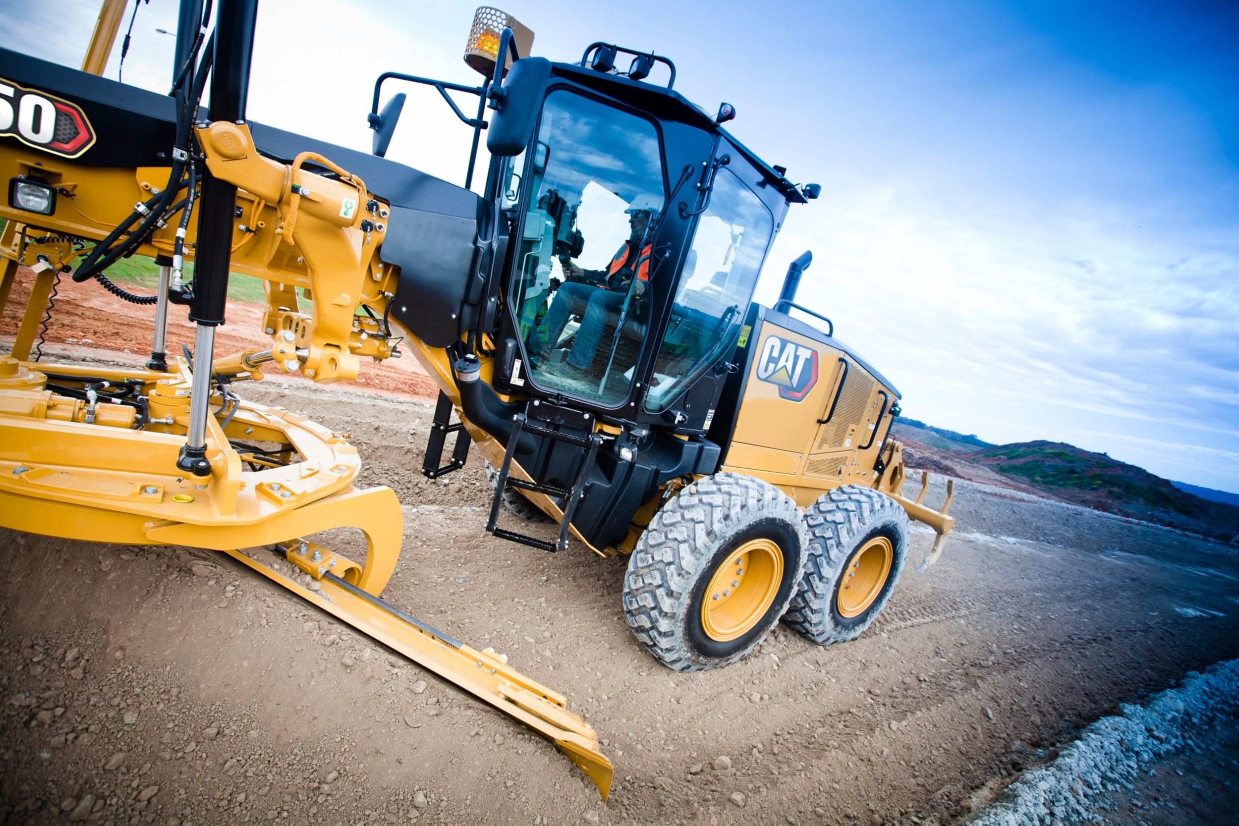 150 (140M) Motor Grader mixing materials