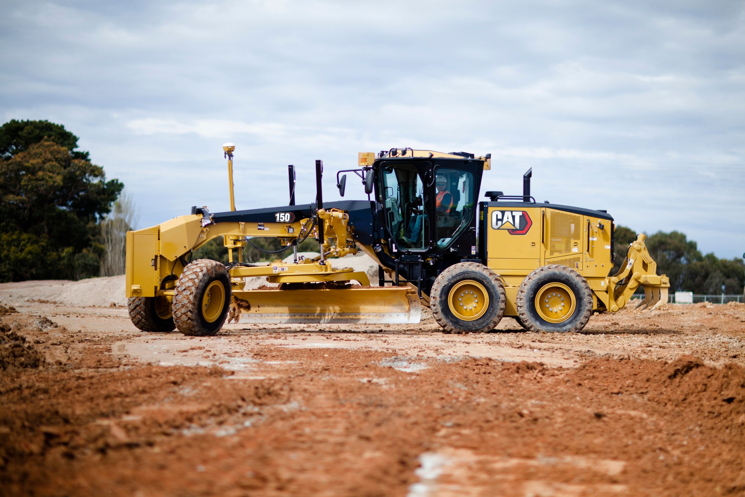 150 (140M) Motor Grader prepping job site