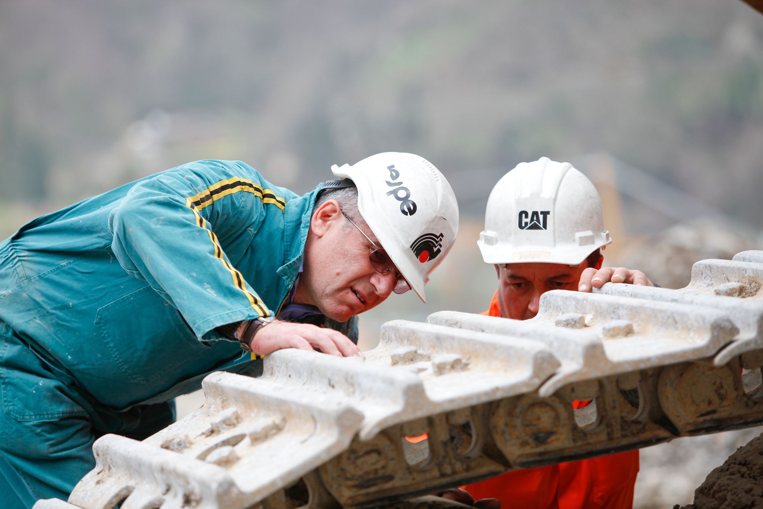 cliente in un cantiere che utilizza un tablet