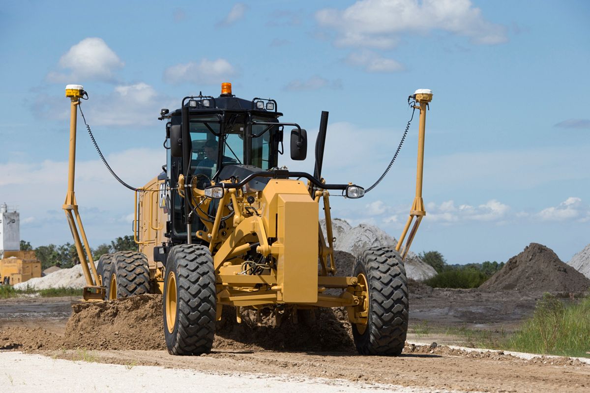 140 Motor Grader creating proper slope