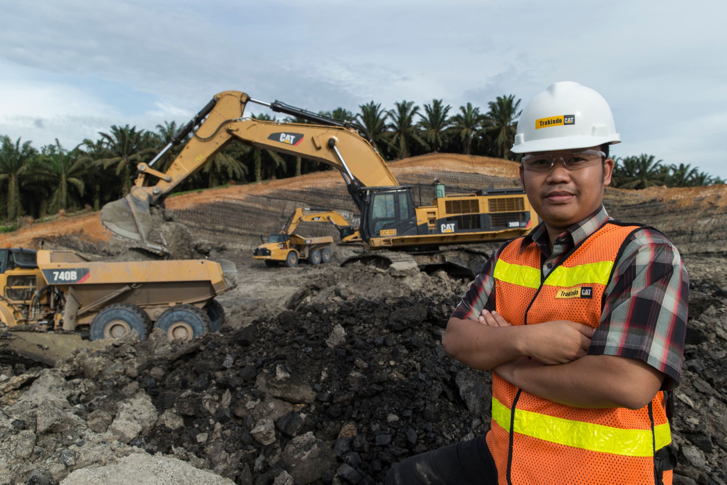 Customers and dealer meeting at a jobsite