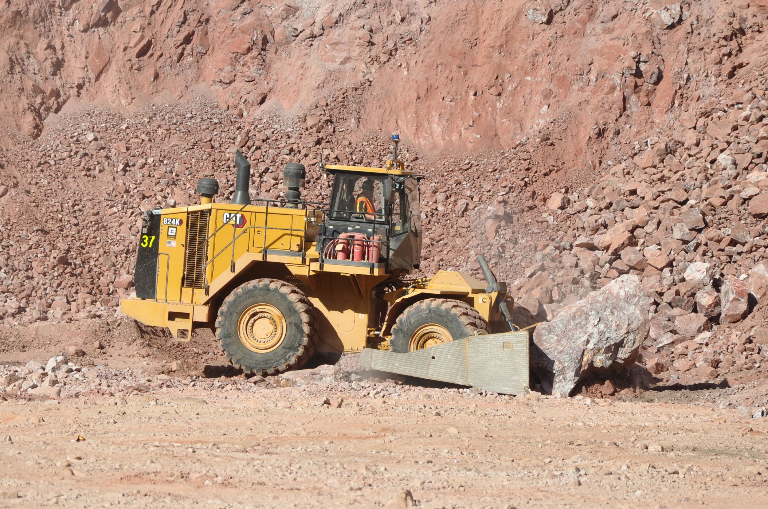 Tracteurs sur pneus 824K