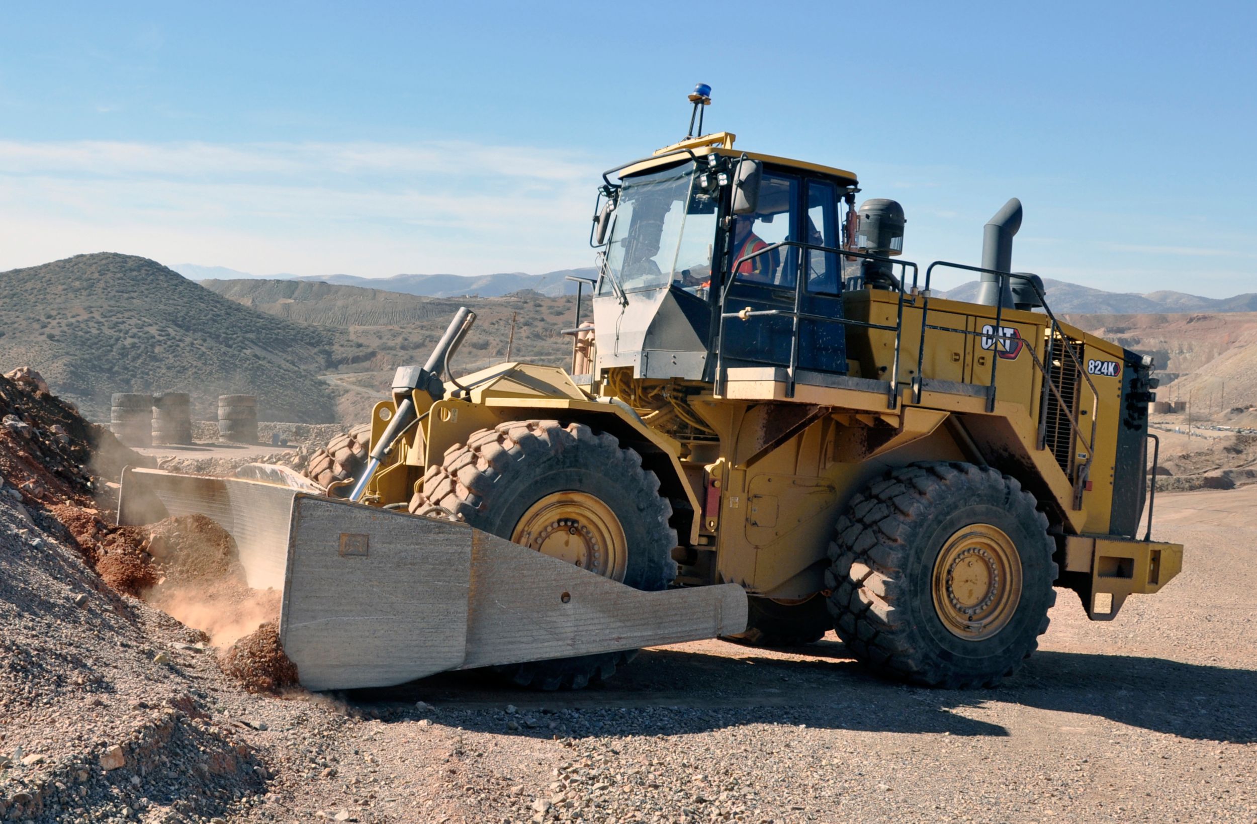 Tracteurs sur pneus 824K