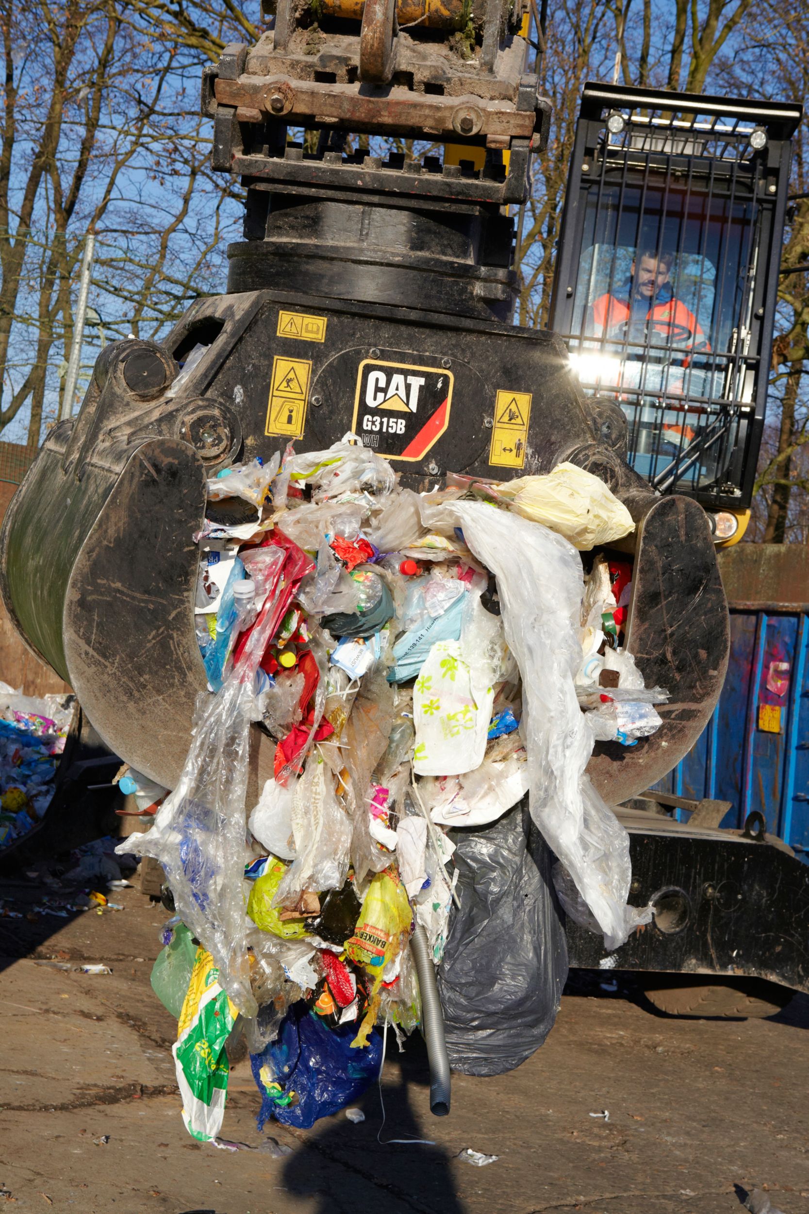Grappin déplaçant des déchets