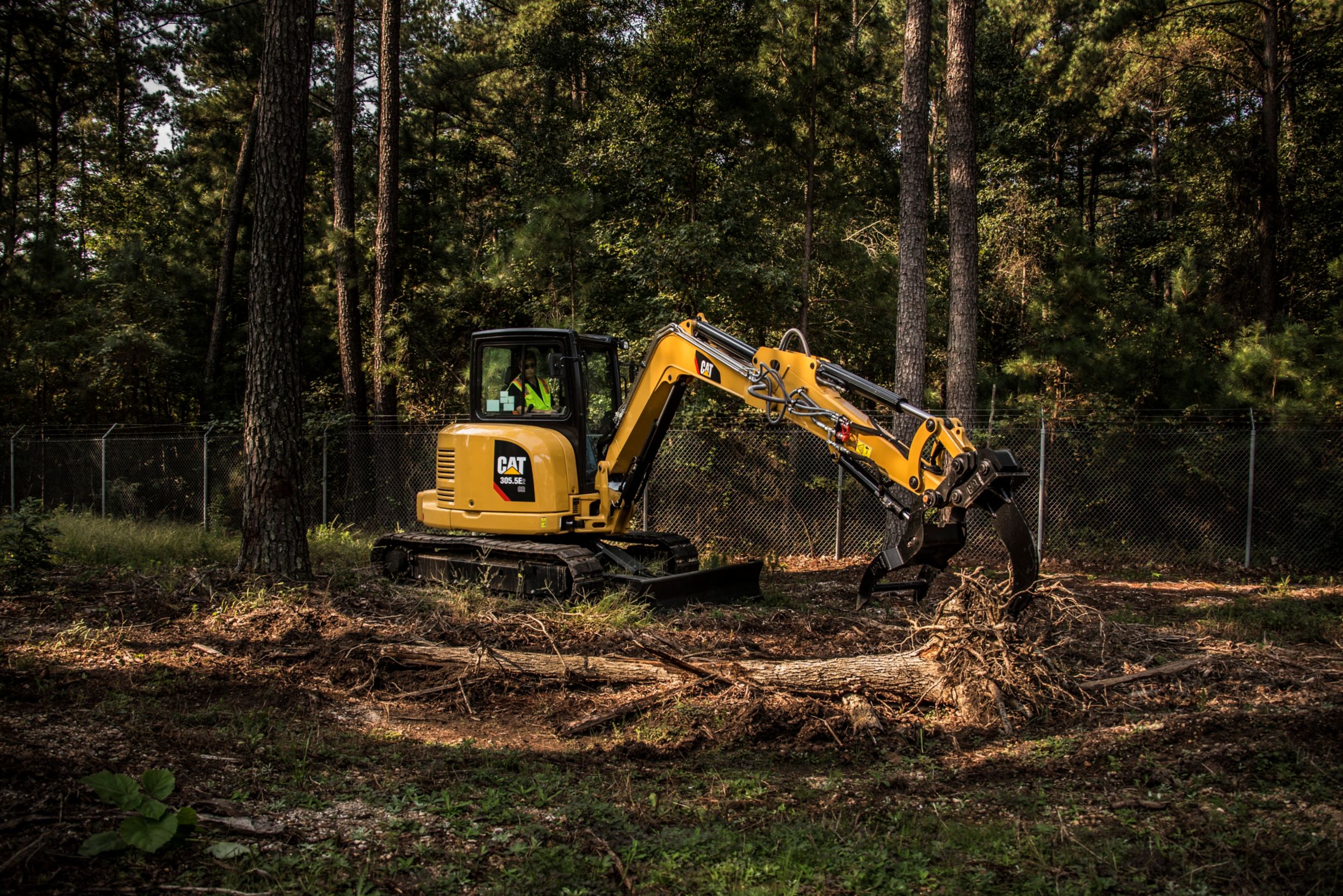 Minikoparka Cat® 305.5E2 z chwytakiem i zrywakiem w zastosowaniach roboczych