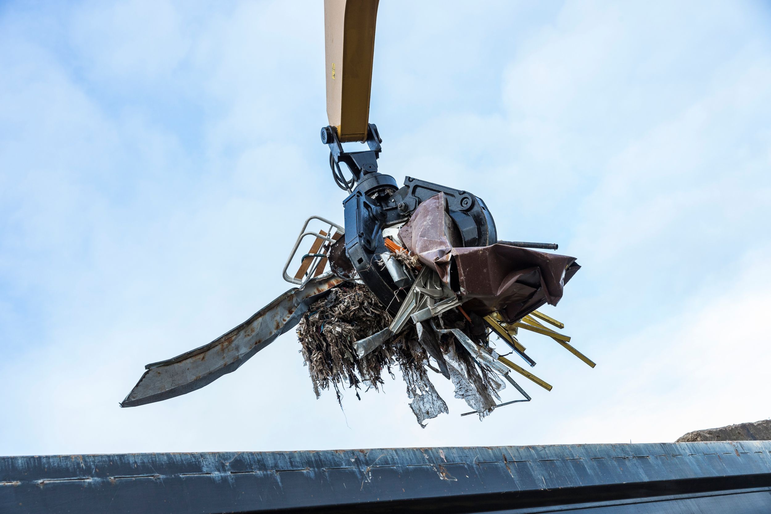 Orange Peel Grapple picking up scrap