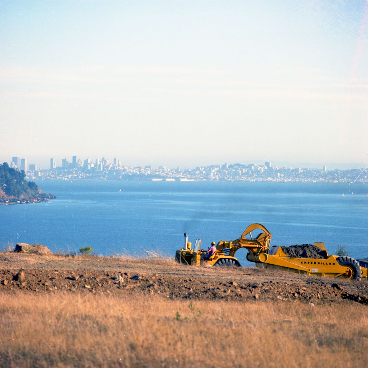 Cat® 600 series wheel tractor-scraper at work.