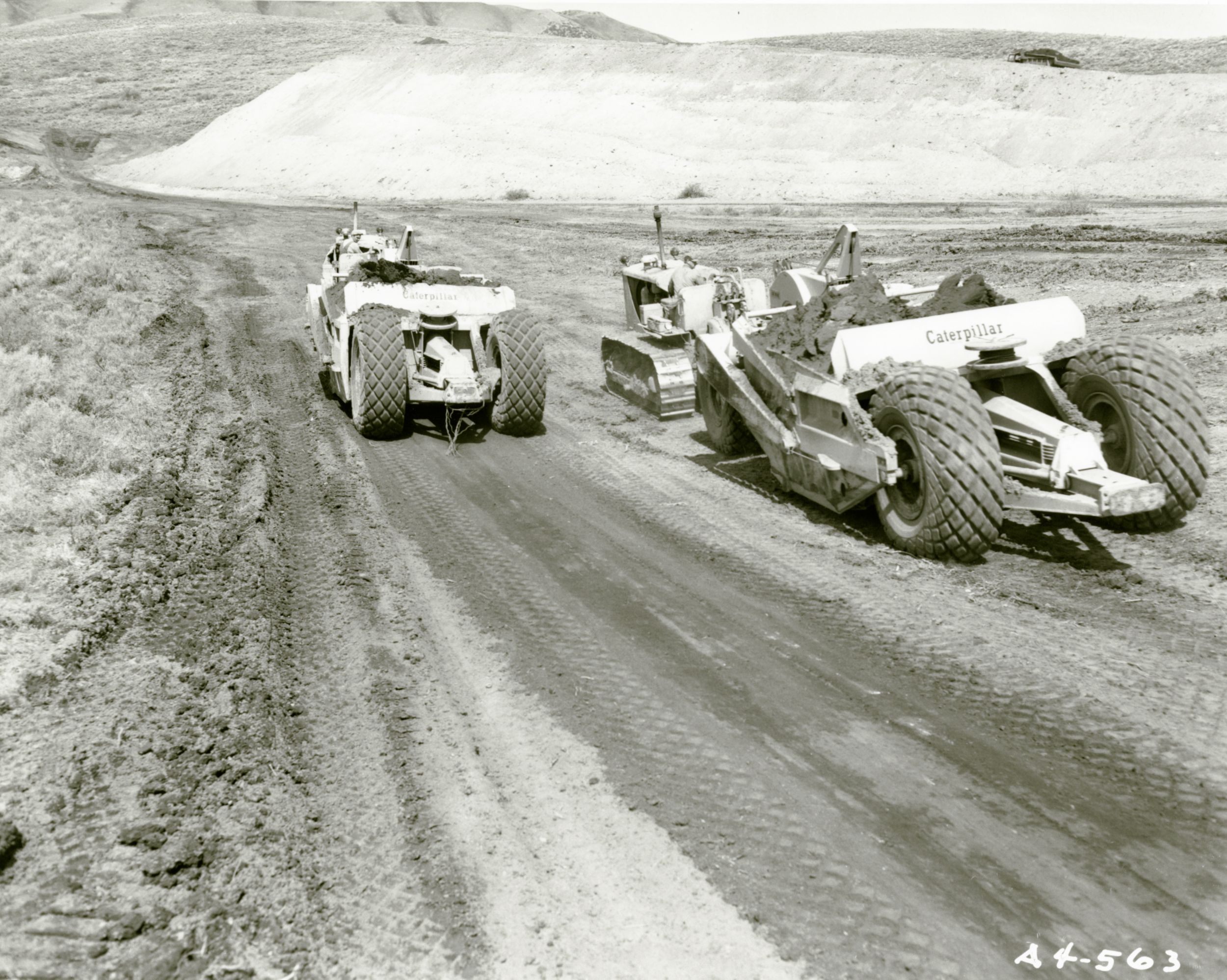Os tratores Cat D8 e os escrêiperes No. 80 foram usados para ampliar o Canal de Suez, 1956.