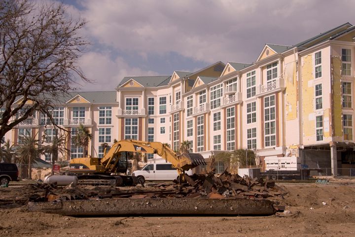 ハリケーンの後片付けを支援するCAT油圧ショベル。