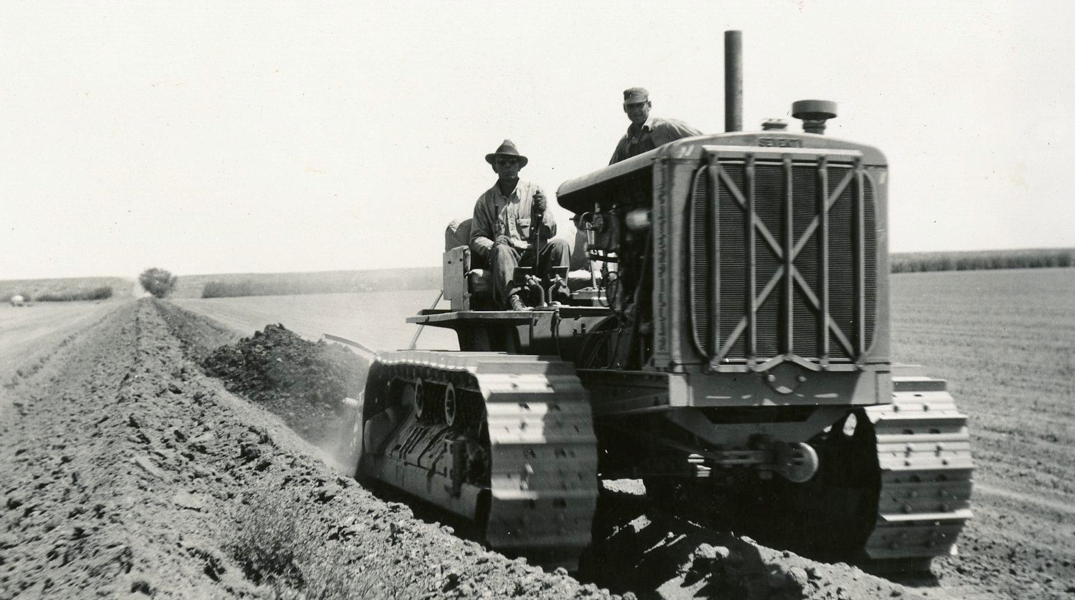Auf den Betrieb mit Butangas umgerüsteter Caterpillar-Kettendozer Seventy beim Bau eines Bewässerungsgrabens in Hanford (US-Bundesstaat Kalifornien).
