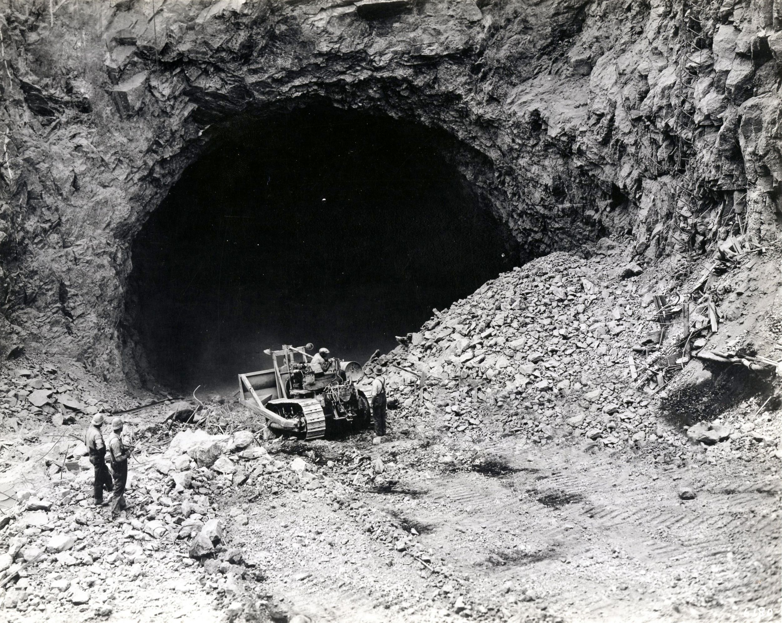 Tratores de esteiras da Caterpillar ajudam a construir a Hoover Dam, 1932. 