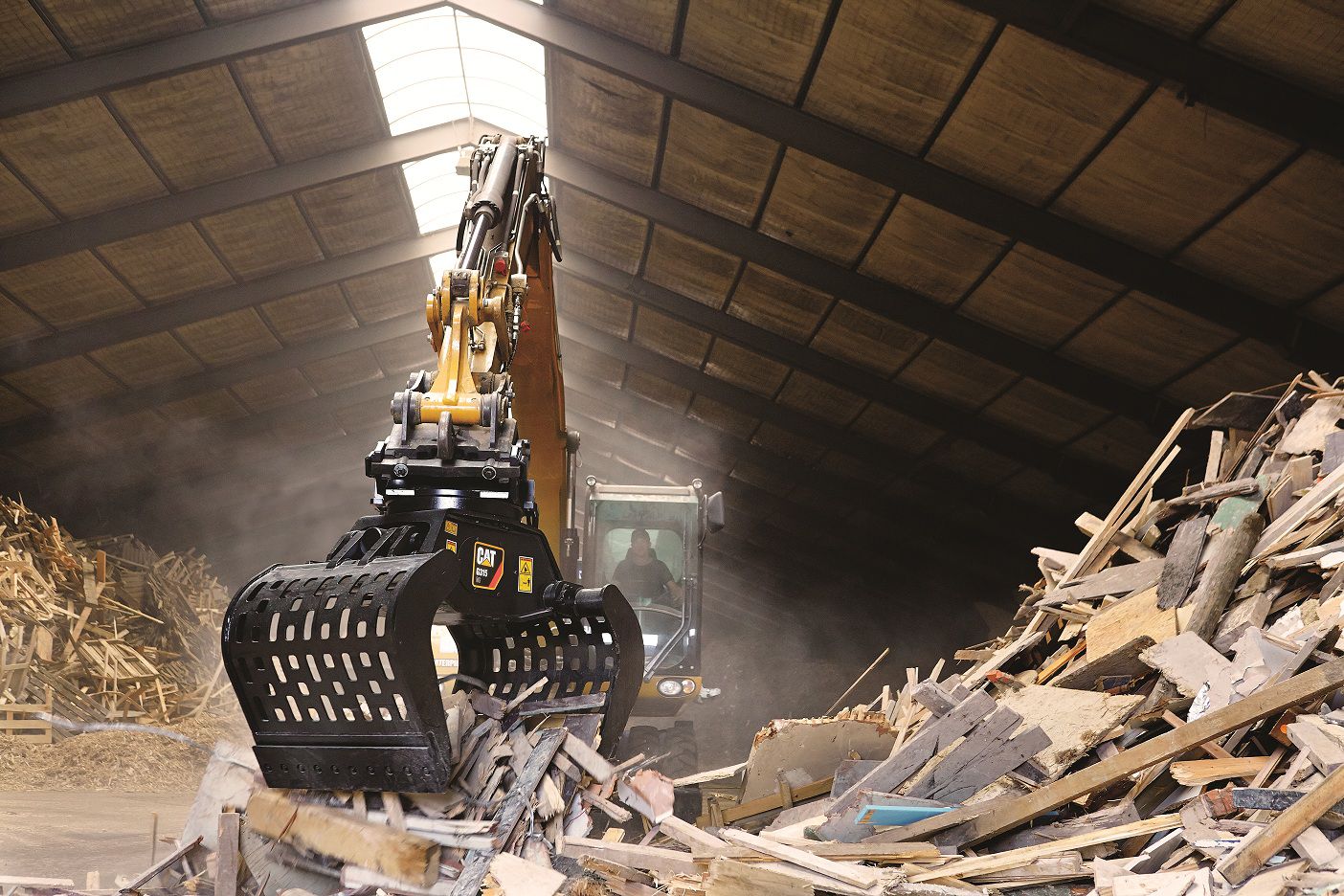Grappin série G300 GC triant des rebuts de bois