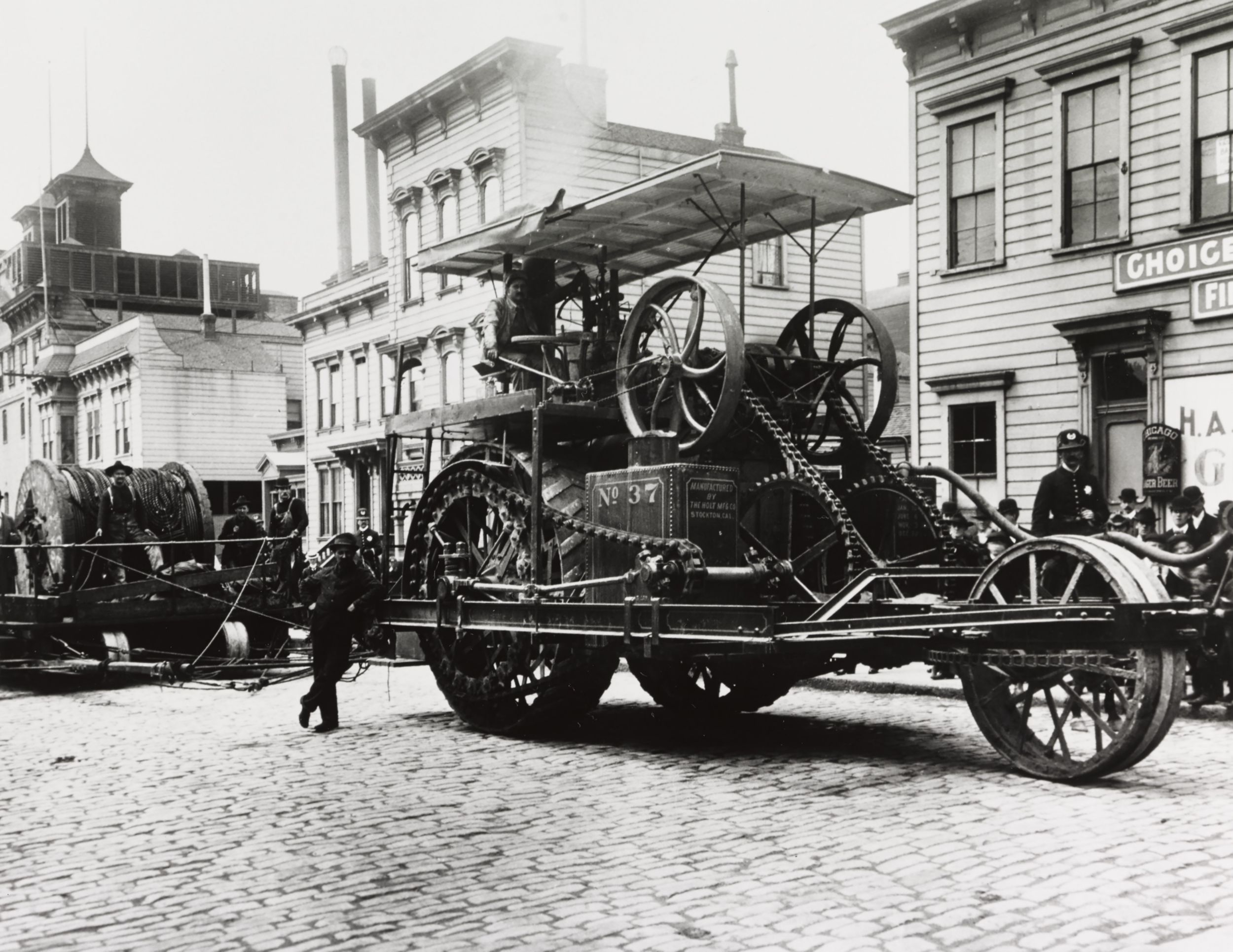 约 1905 年的地震之前 Holt 37 号蒸汽拖拉机铺设有轨电车缆线的早期影像。