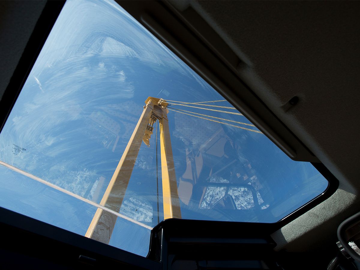 Le toit vitré de la cabine permet d'avoir une excellente visibilité sur la flèche du tracteur PL72