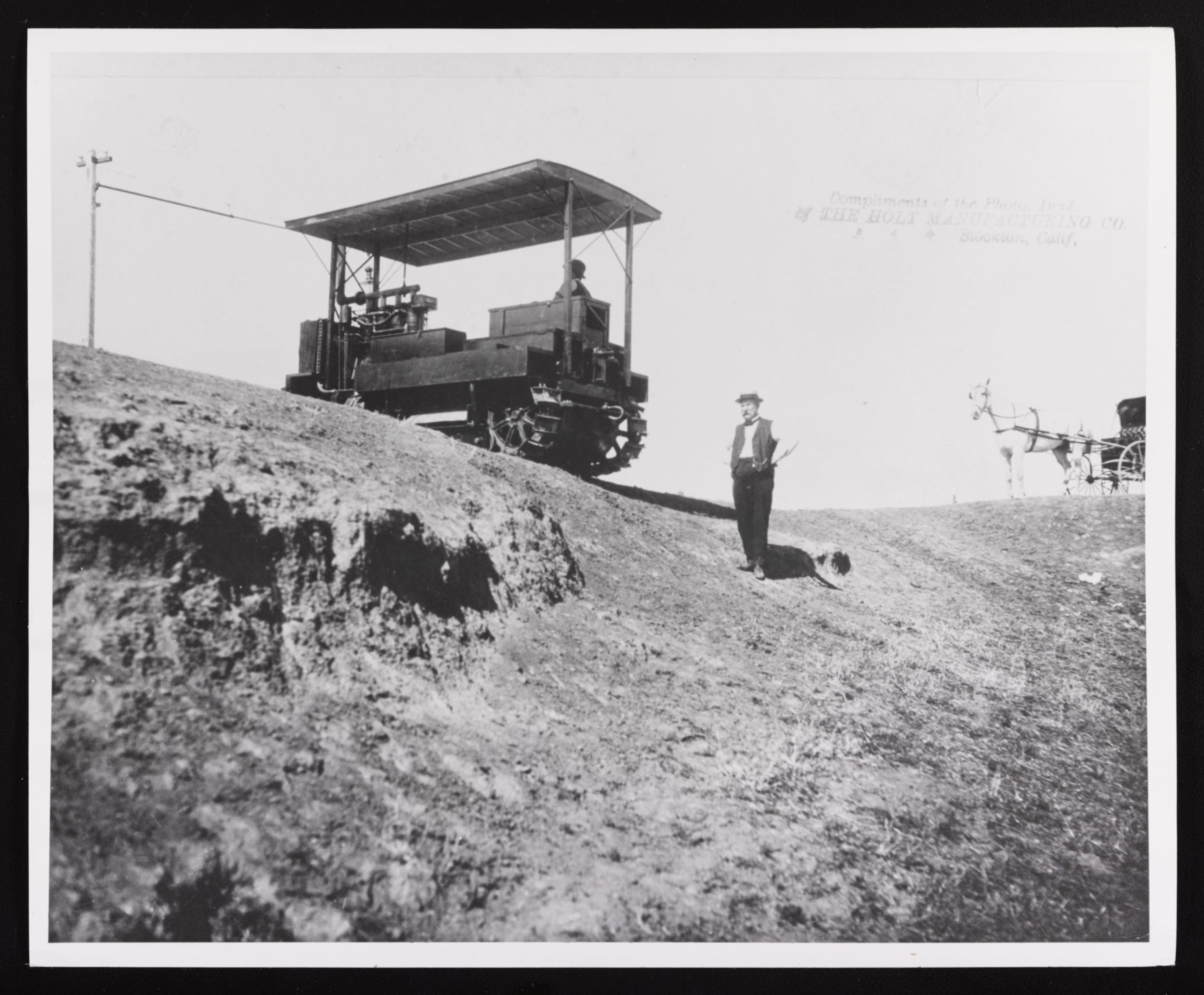 Benjamin Holt testet den Prototyp seines mit Benzin betriebenen Kettendozers.