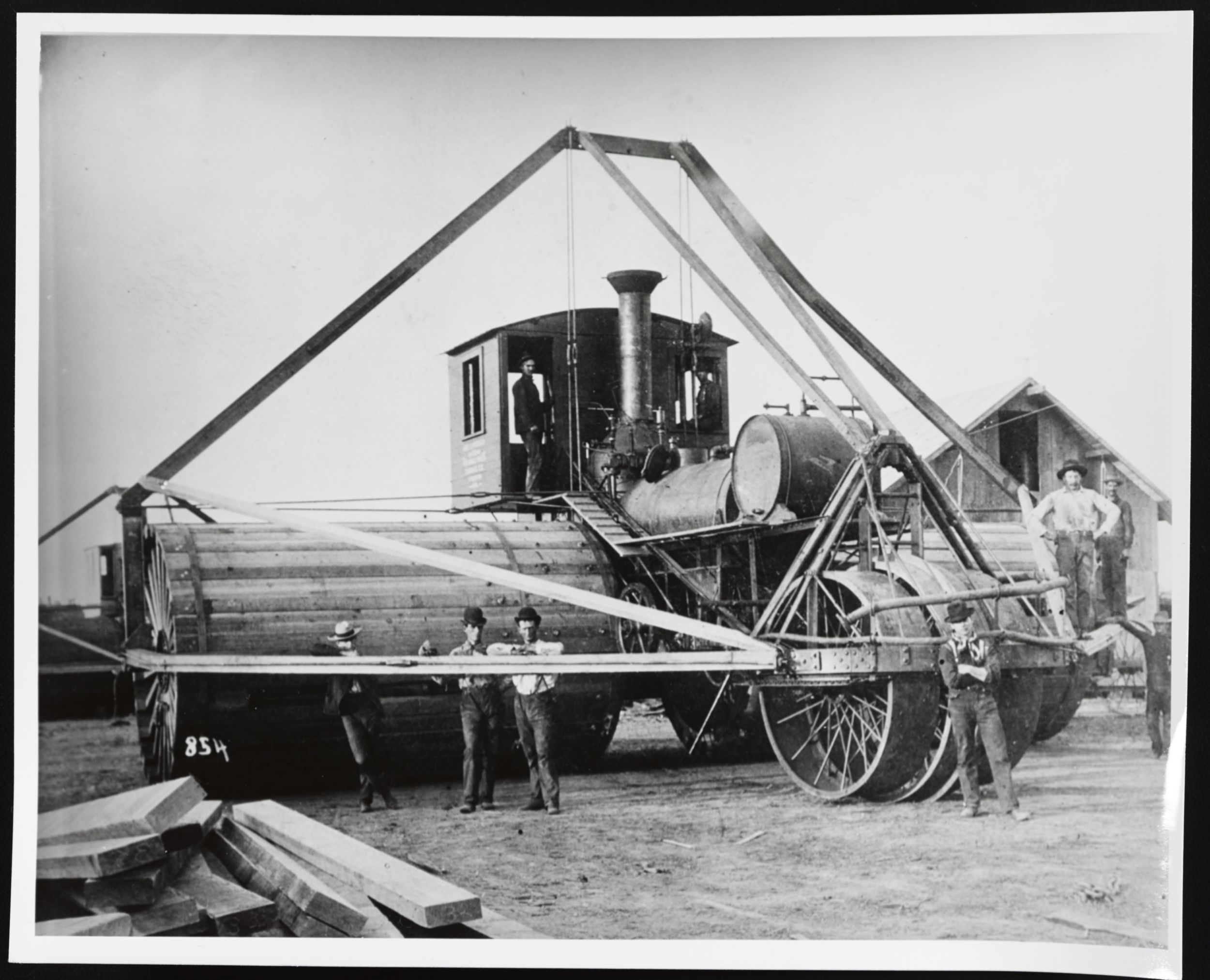 某些蒸汽拖拉机（比如 Best Manufacturing 生产的该型号机器）配备非常宽的车轮，以帮助防止其陷入地面。