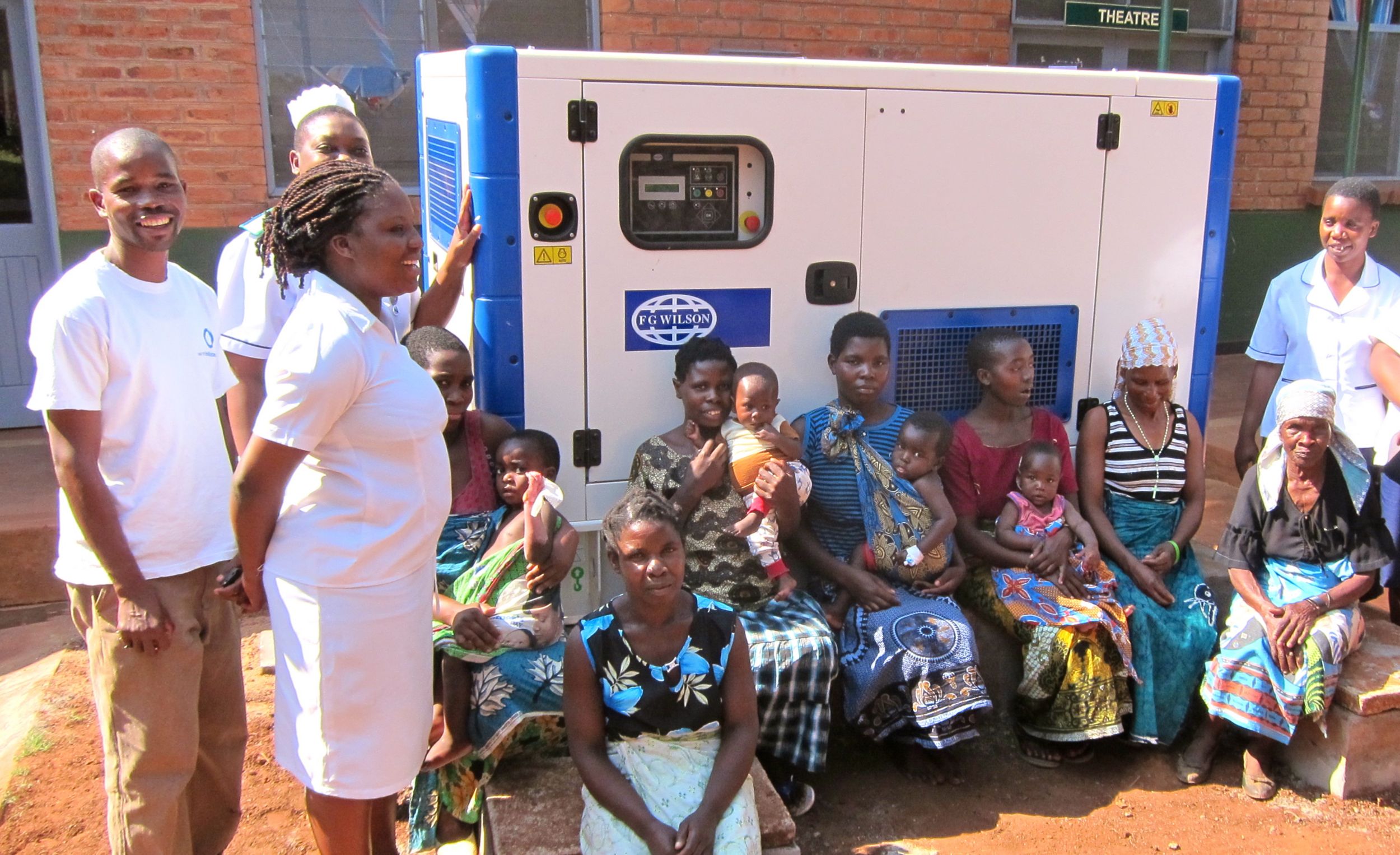 FG Wilson発電装置の周囲に座る人々