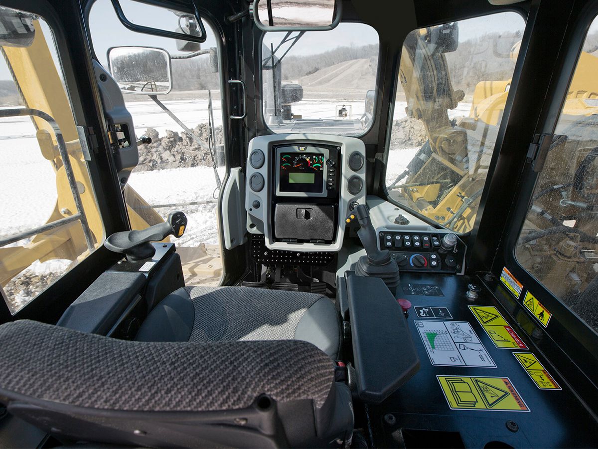 Le tracteur pose-canalisations PL72 est équipé d'une cabine confortable et spacieuse offrant une excellente visibilité.