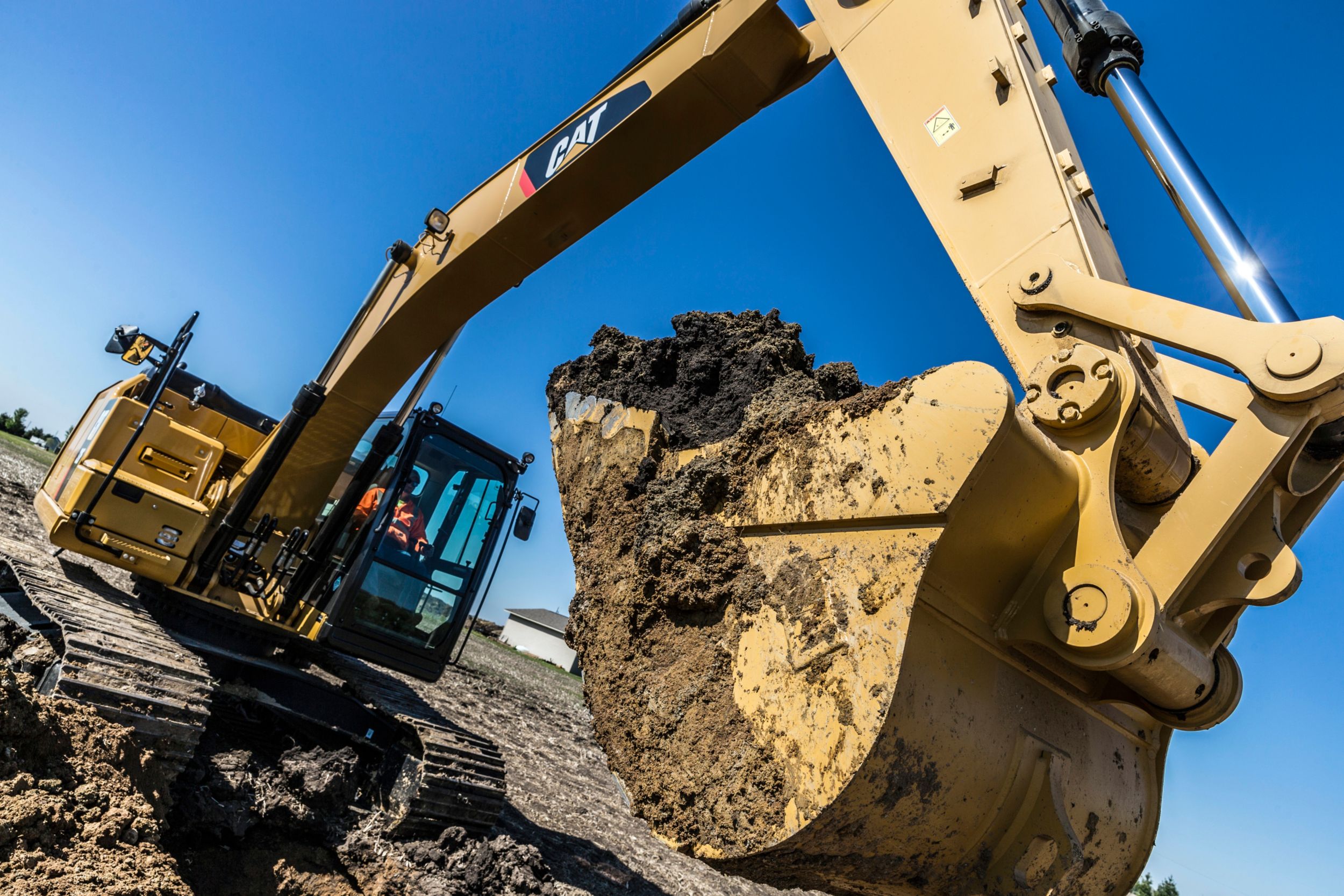 320F con benna per impieghi gravosi