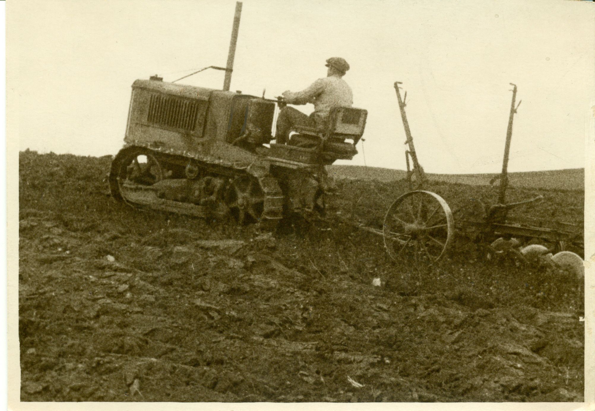 Trator Caterpillar de 2 toneladas puxando uma rafadeira na África do Norte, 1925. 
