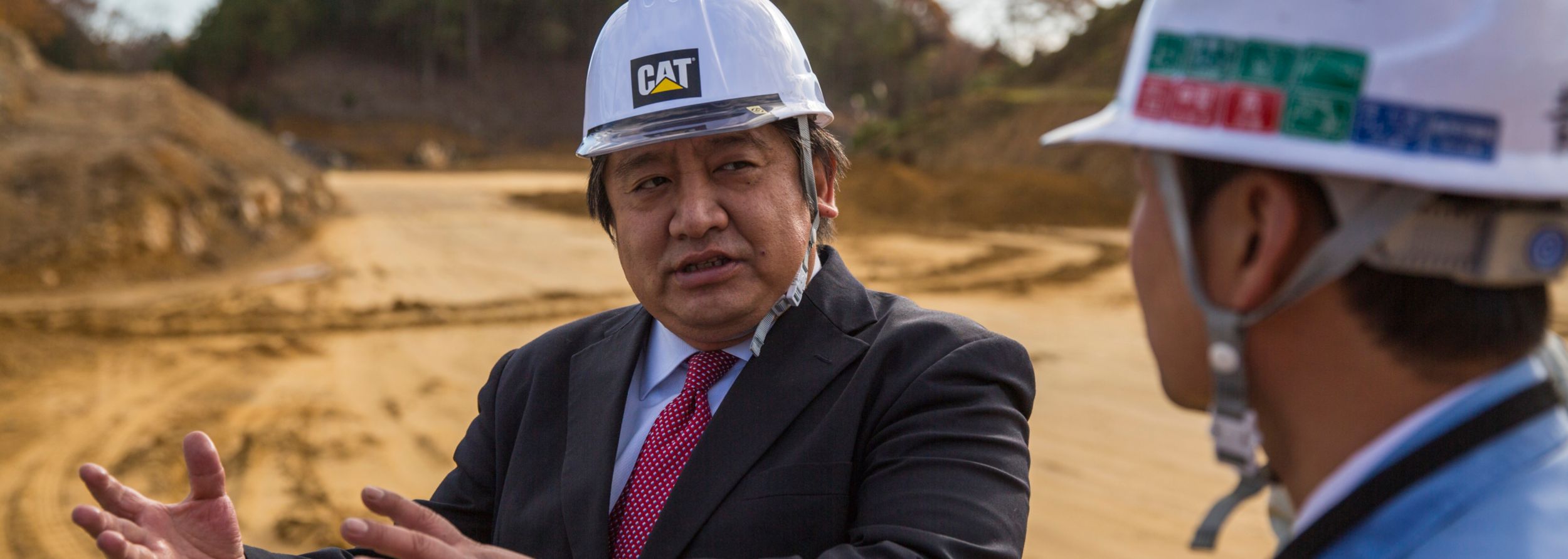 現場で油圧ショベルを操作する顧客