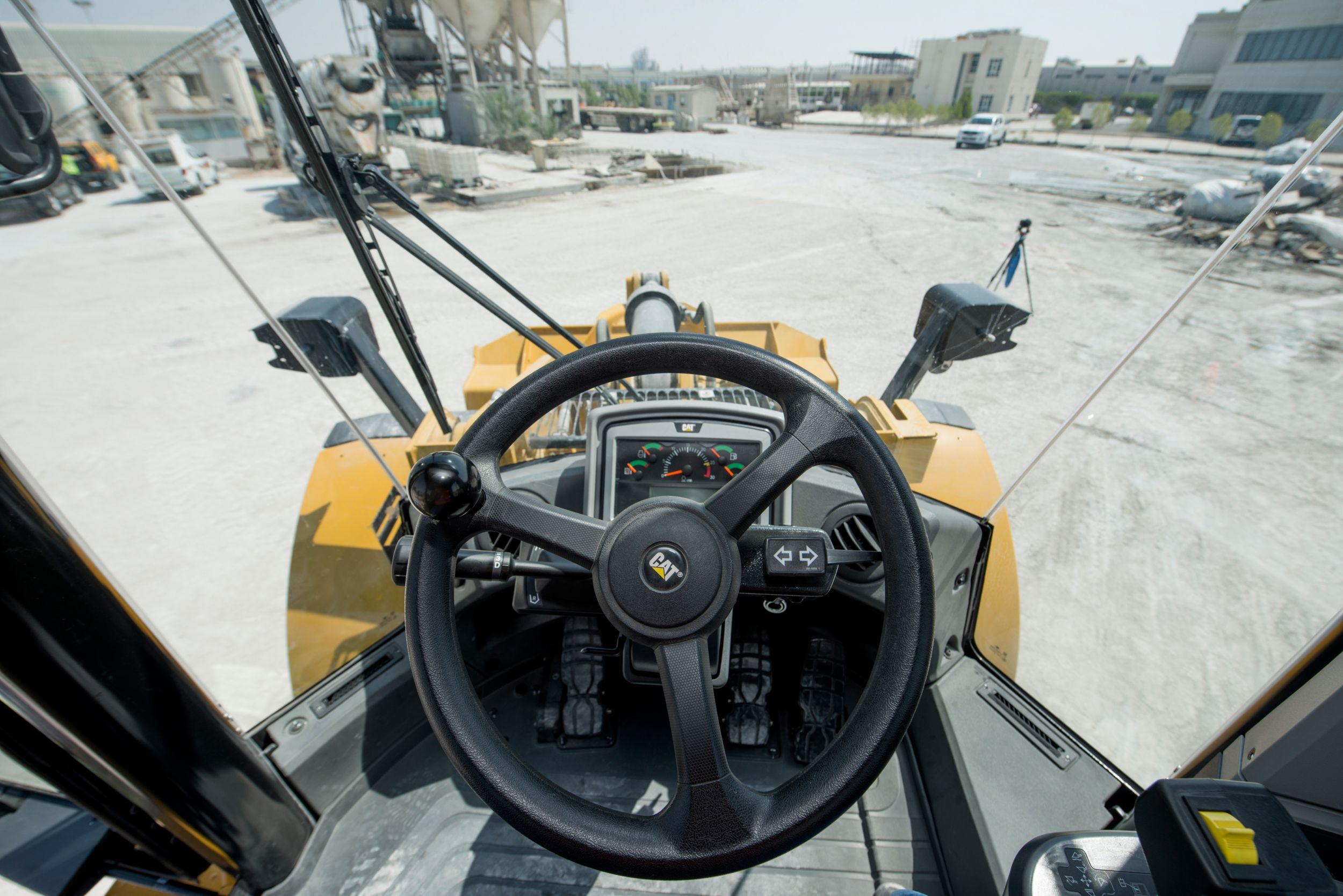 Vue de la l'intérieur de cabine de la Chargeuse sur pneus intermédiaire 950L