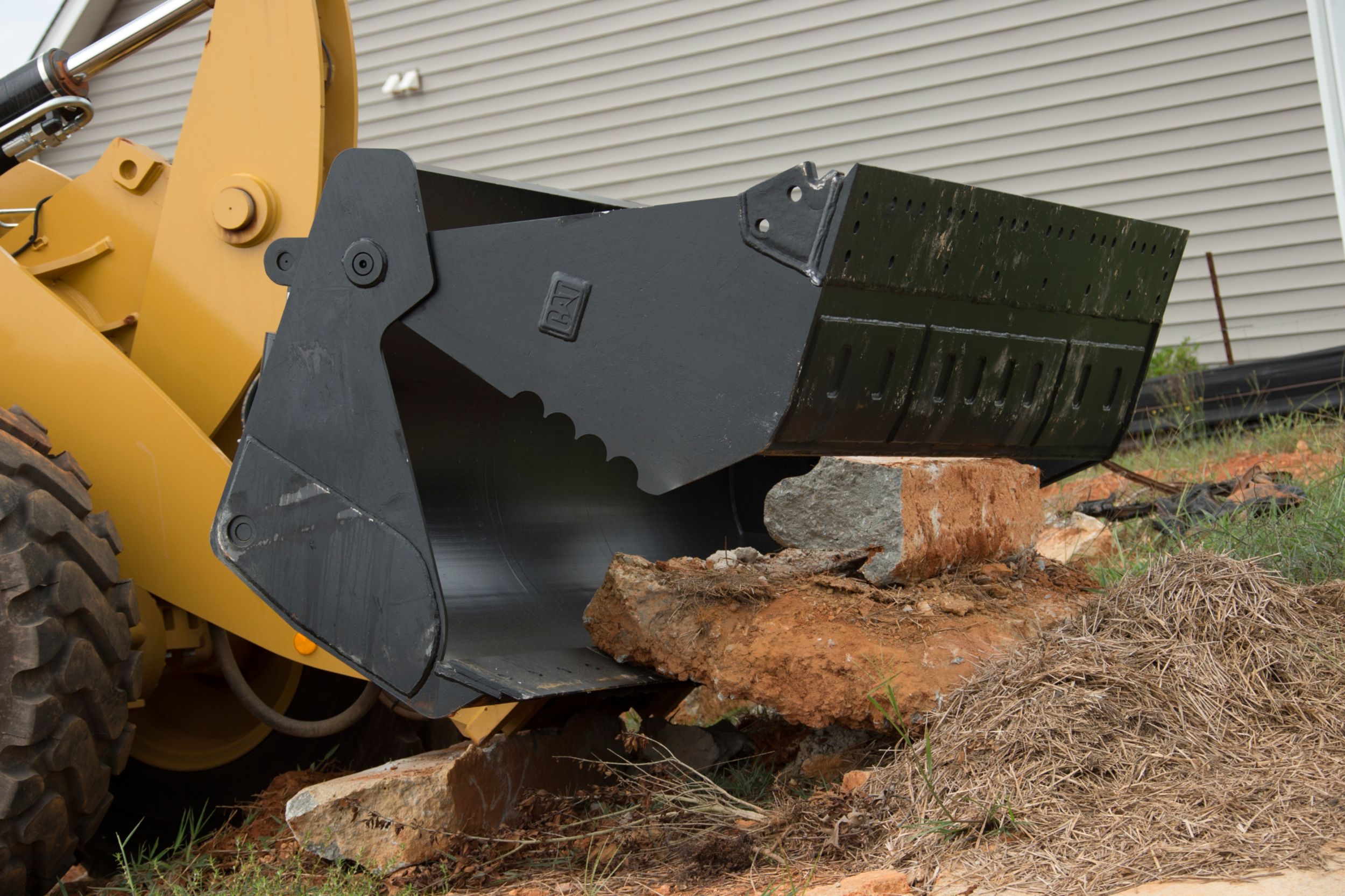 Pared lateral serrada del cucharón almeja