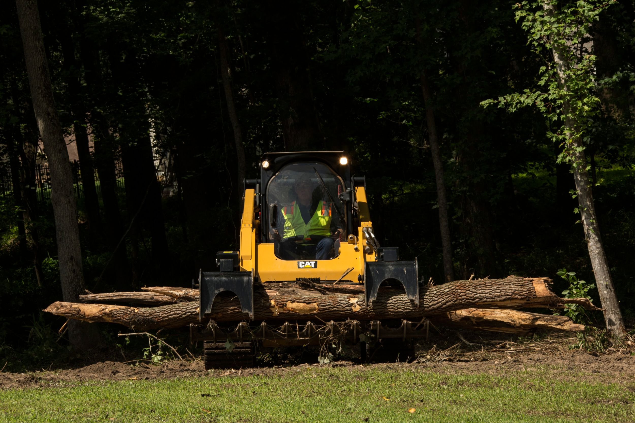 Cat® grijperhark die gevallen boomstammen verwijdert