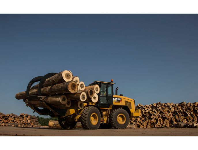 Cat® 938M Small Wheel Loader and Sorting Grapple Forks at Work