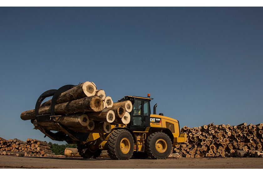 Cat® 938M Small Wheel Loader and Sorting Grapple Forks at Work