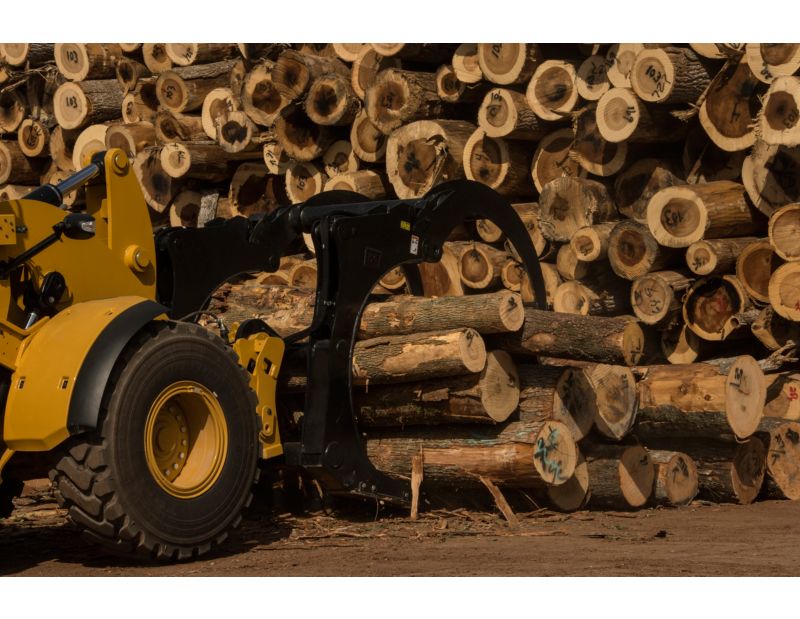 Cat® Sorting Grapple Forks Picking Up a Load
