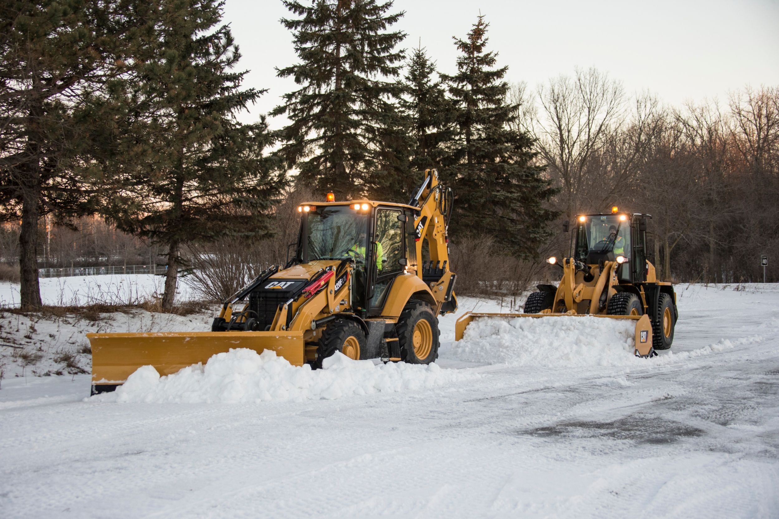 Outils de déneigement Cat® en train de travailler ensemble pour venir à bout des éléments