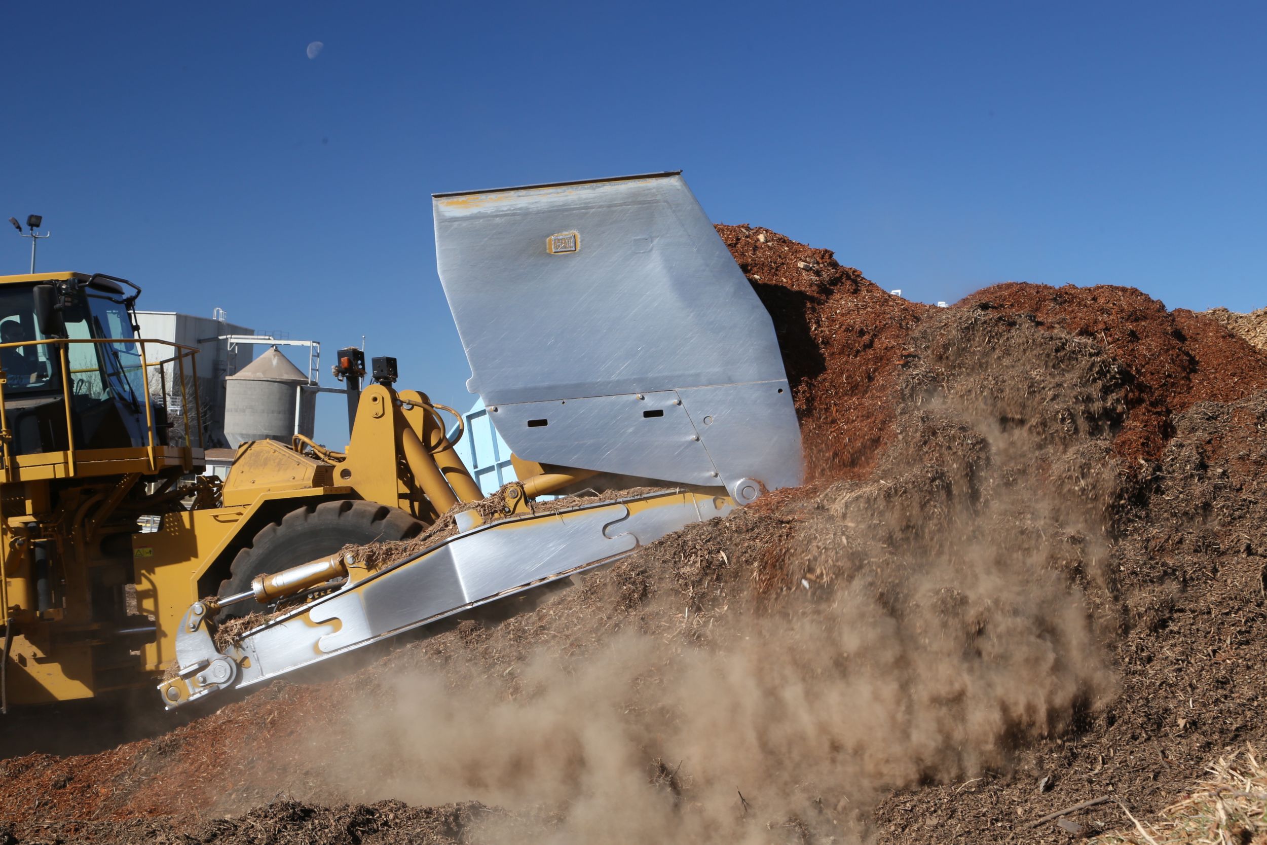 Tracteur sur pneus avec godet à copeaux 834K