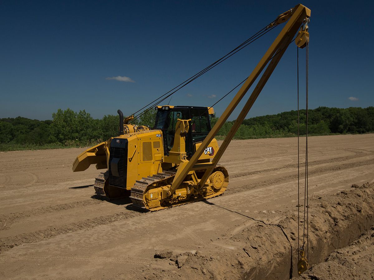 Tracteur pose-canalisations PL61 sur un chantier de pose de canalisations