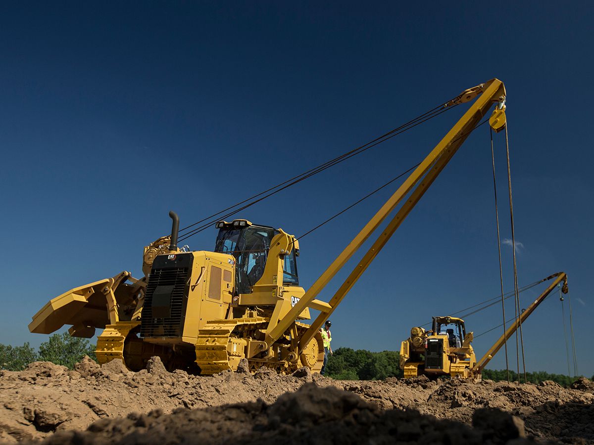 Deux tracteurs pose-canalisations PL61 posant une canalisation