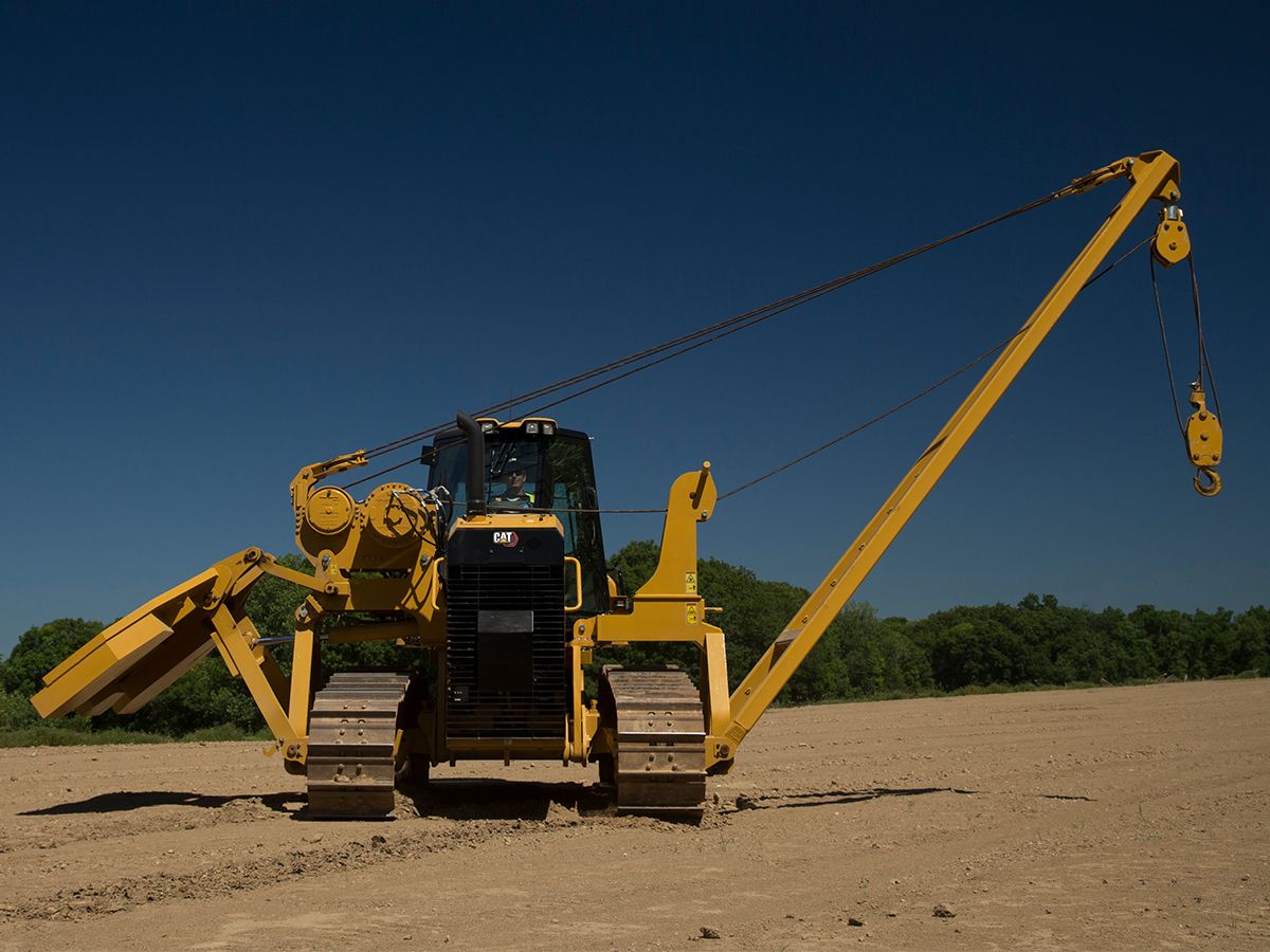 Tracteur pose-canalisations PL61 en position face à la canalisation