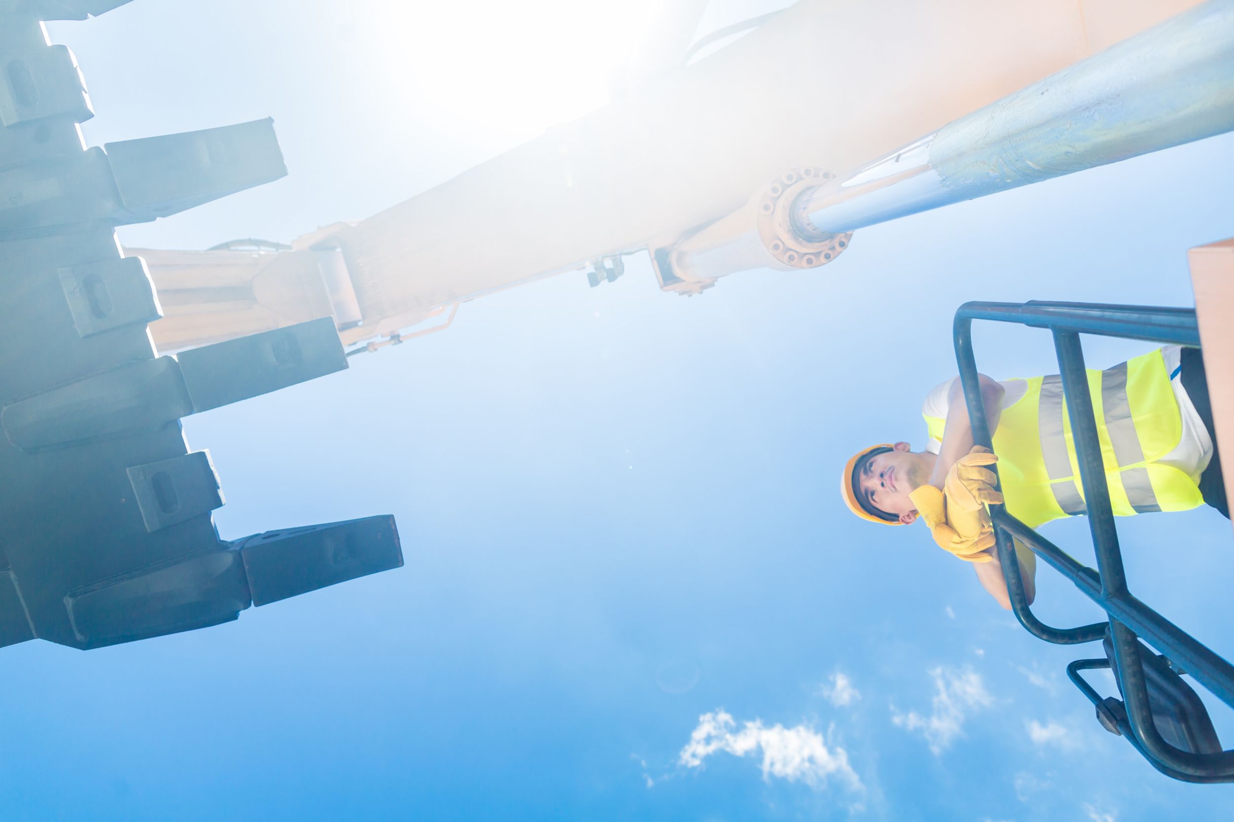Customer berdiri di lokasi kerja
