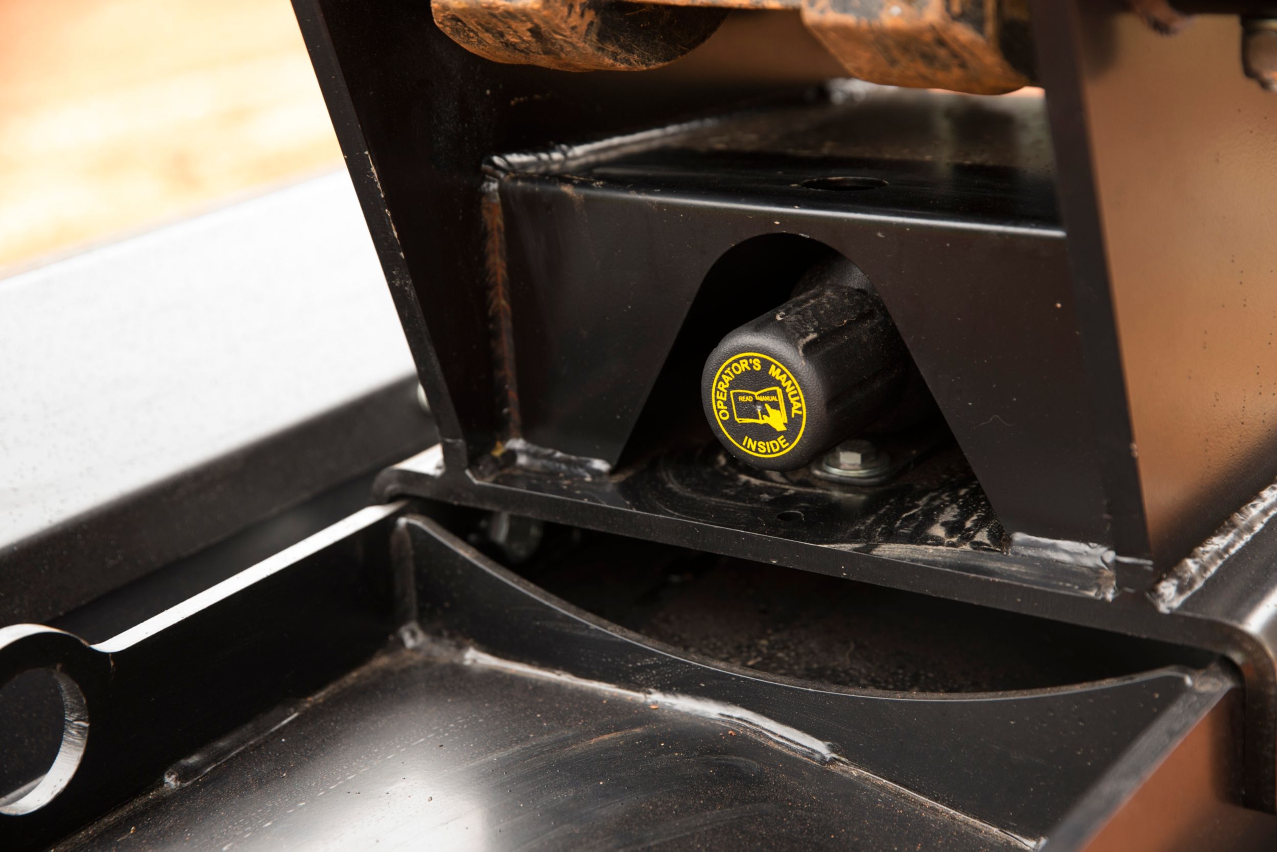 安装在机具上的操作和保养手册收纳盒