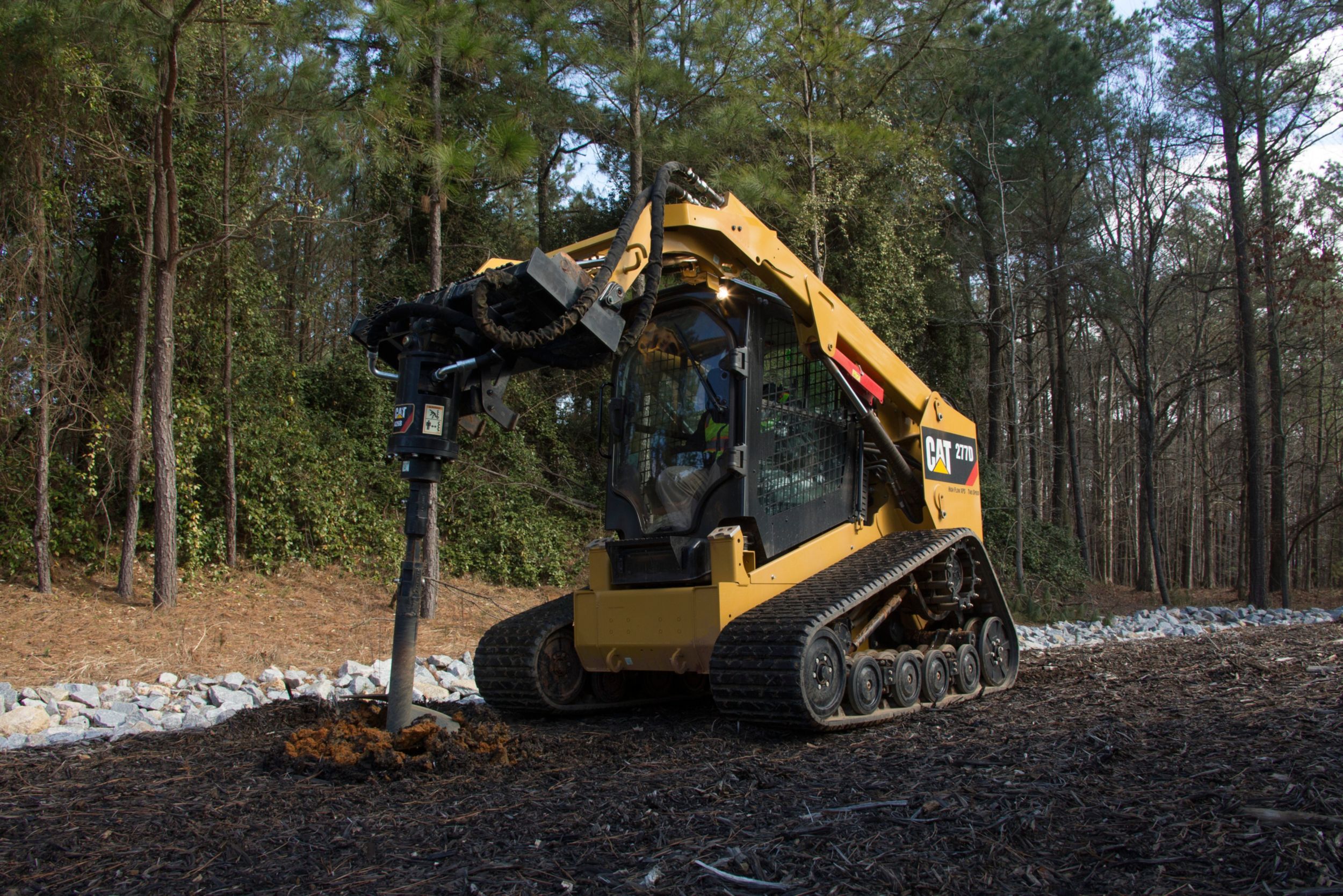 Cat® grondboor aan het werk op een rupsschranklader 277D