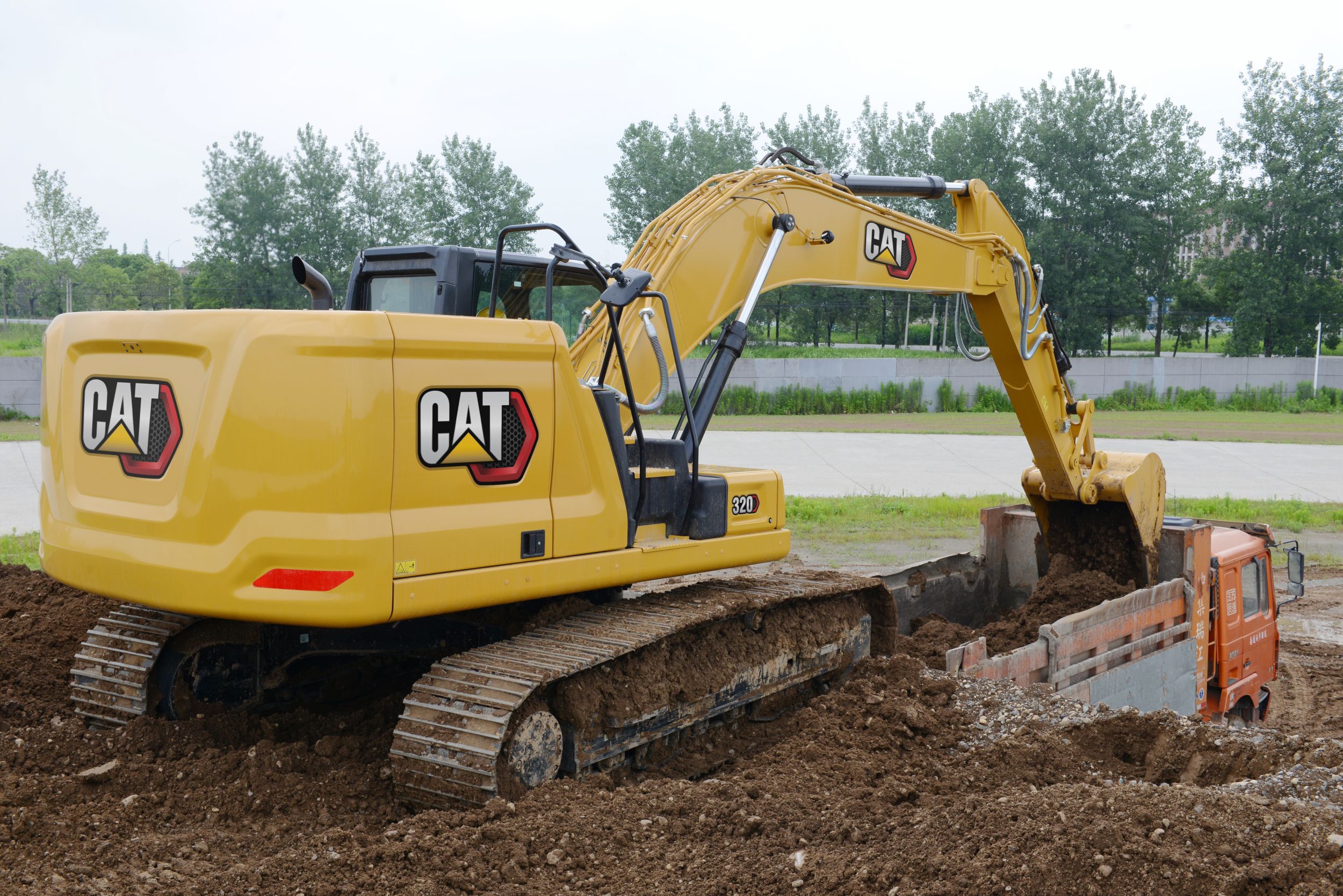 320 Excavator Doing A Load Out