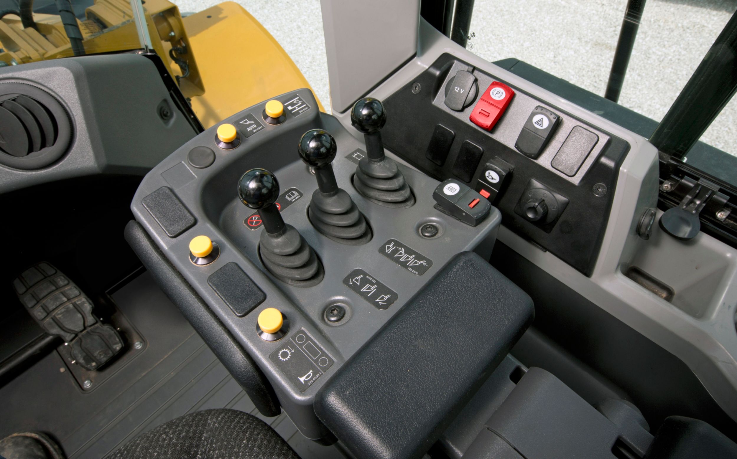 Loader panel. Панель управления Caterpillar 428 d. Катерпиллер 428с органы управления. D10r Caterpillar кабина. Панель управления Катерпиллер 428 е.