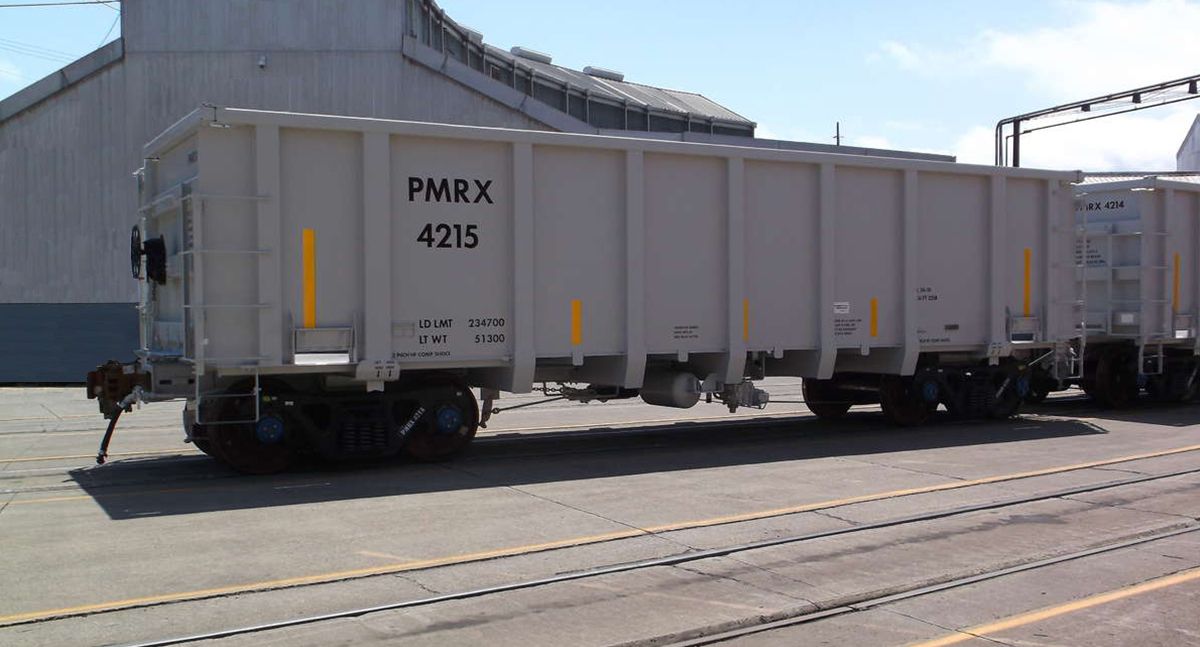 新的和修理的货运汽车