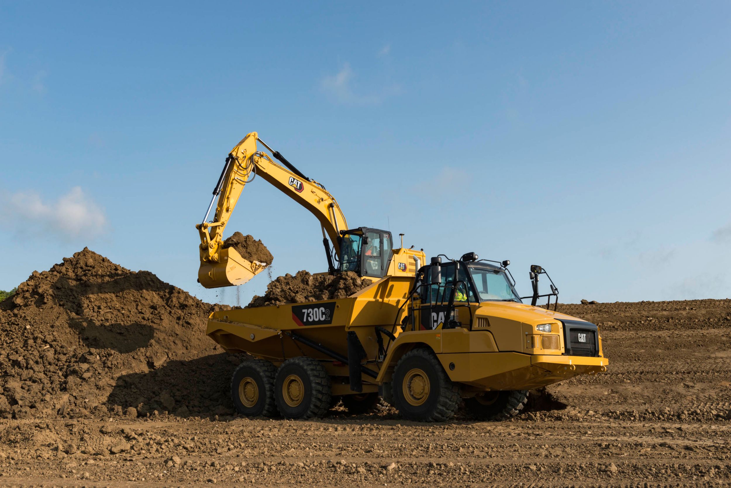 323 Hydraulic Excavator Loading dirt into an articulated rock truck