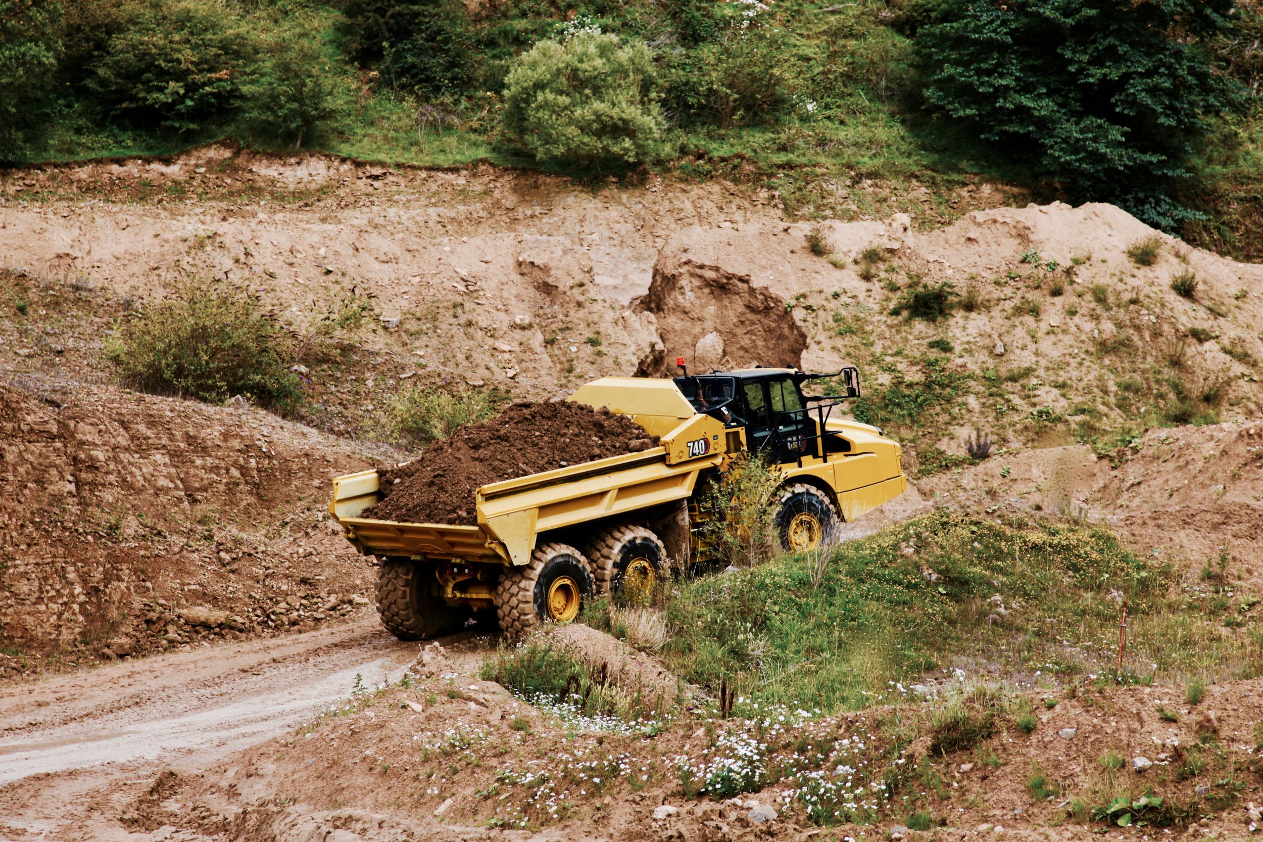 Tombereaux articulés à trois essieux 740 EJ