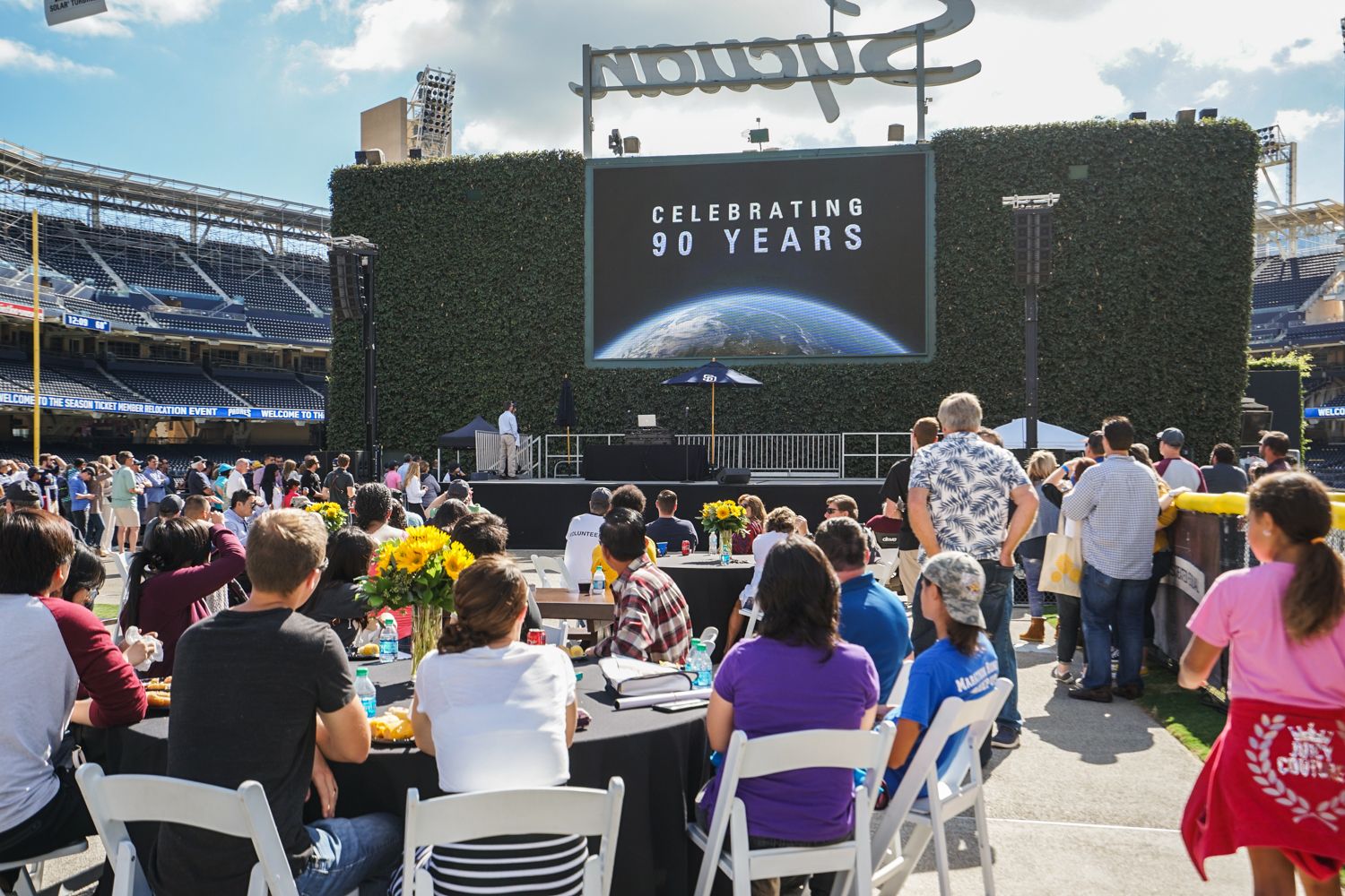 Команда Solar просматривает видеозапись празднования 90-летия компании среди сотрудников