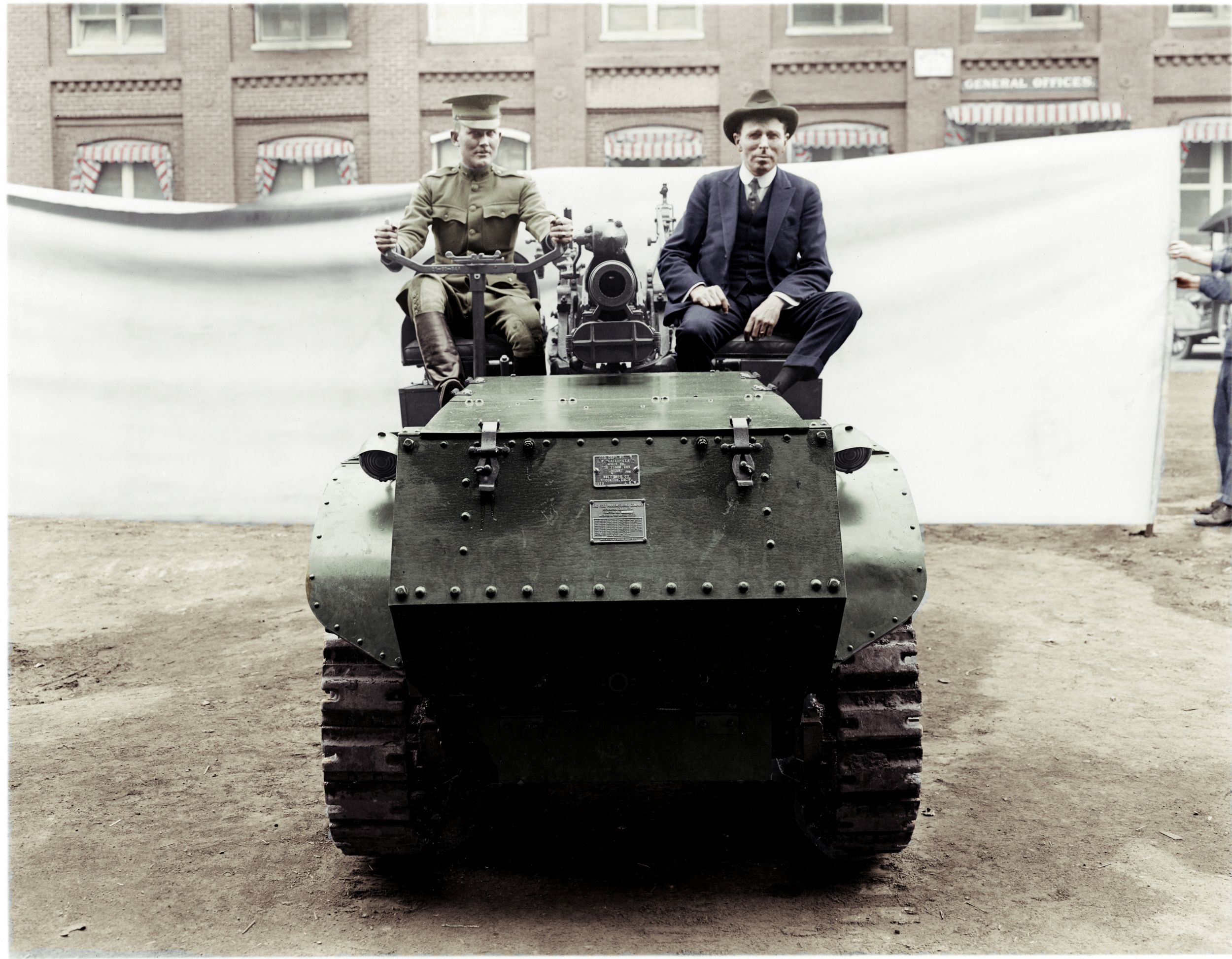 Holtは、戦争中に米国軍向けに多数の履帯式の製品を製作しました。 