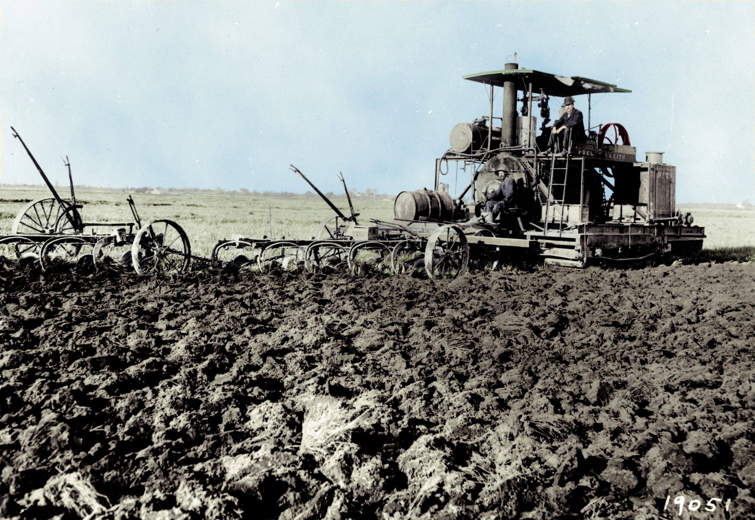 Benjamin Holt réalisant un essai fructueux de la n° 77 avec des chaînes améliorées en 1905