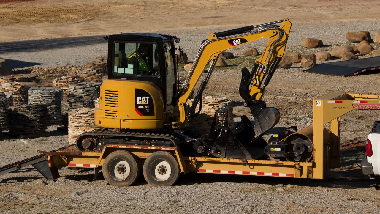 How to Securely Load and Transport Heavy Equipment