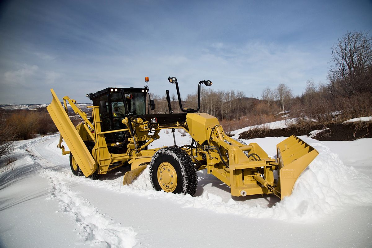 140 Motor Grader plowing with front blade